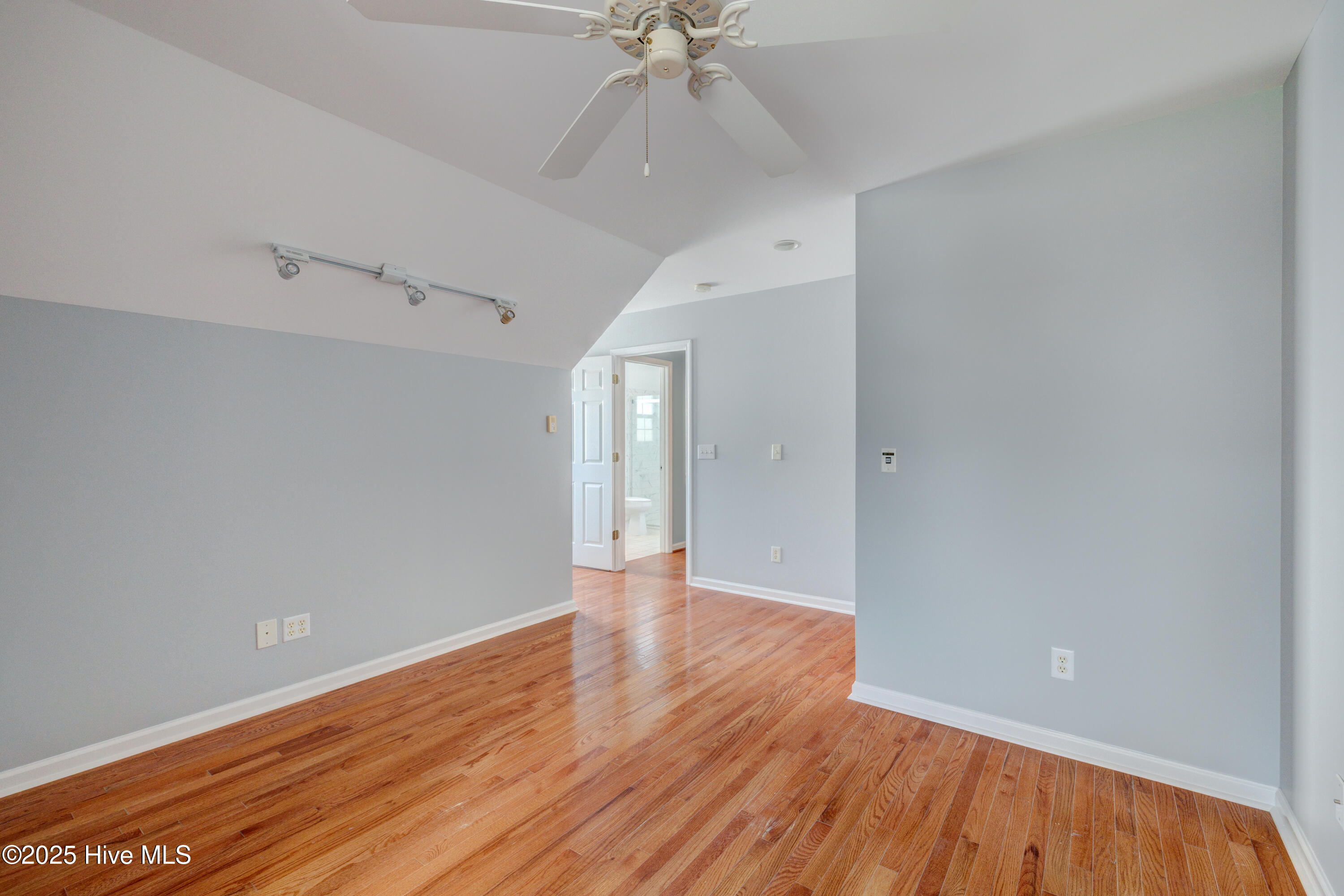 100526585 | Photo 44