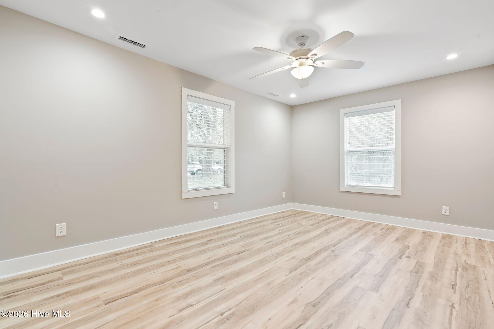 100554354 | Photo 24