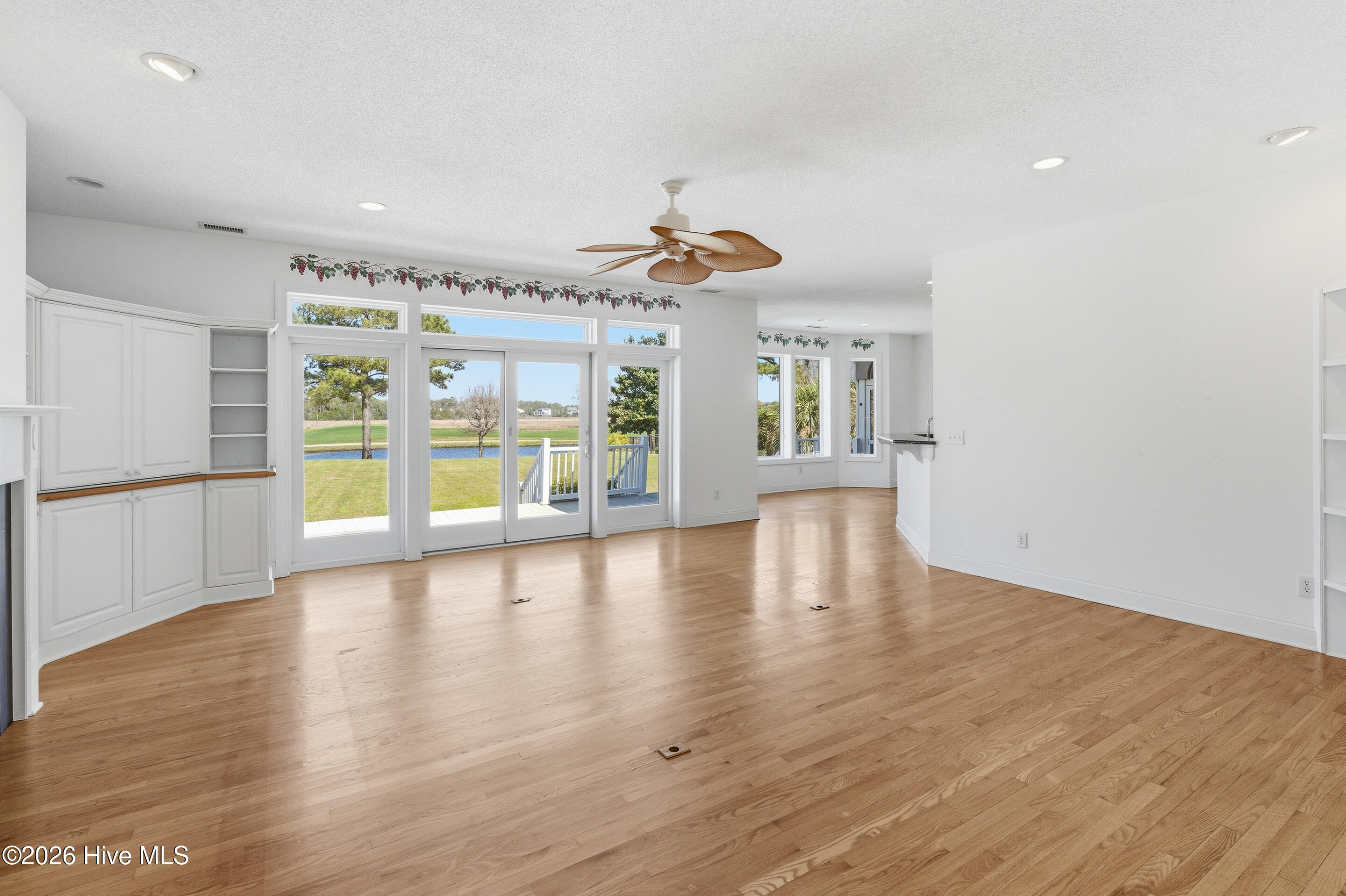 100564038 | Photo 14