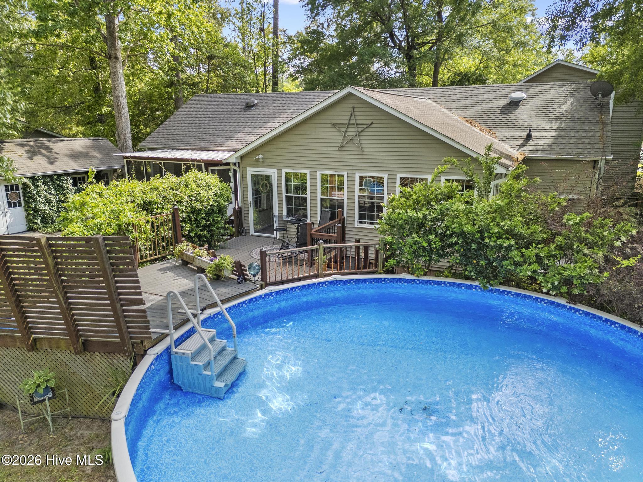 100569223 | Photo 53