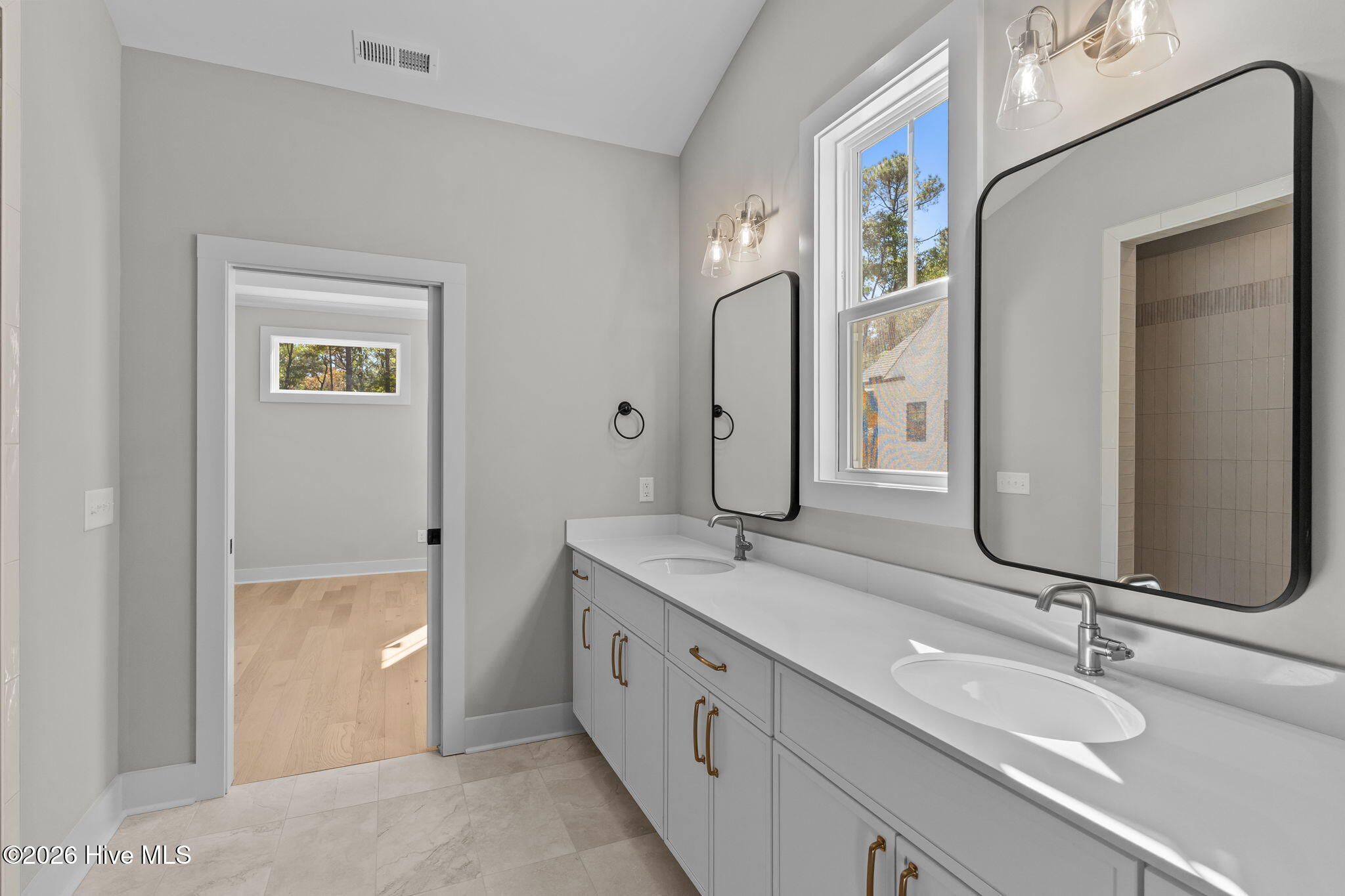 100548925 | Photo 30