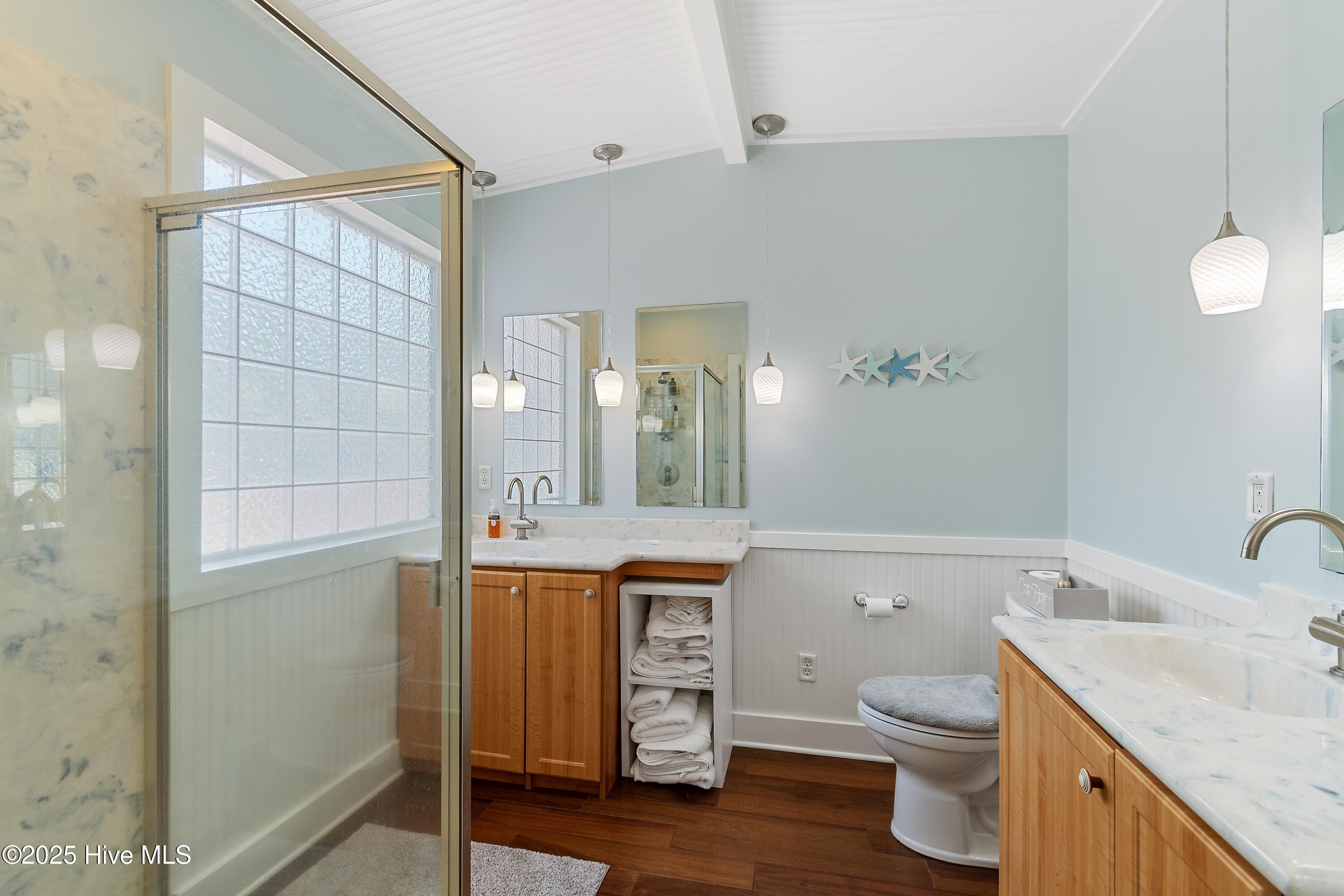 100533940 | Photo 33