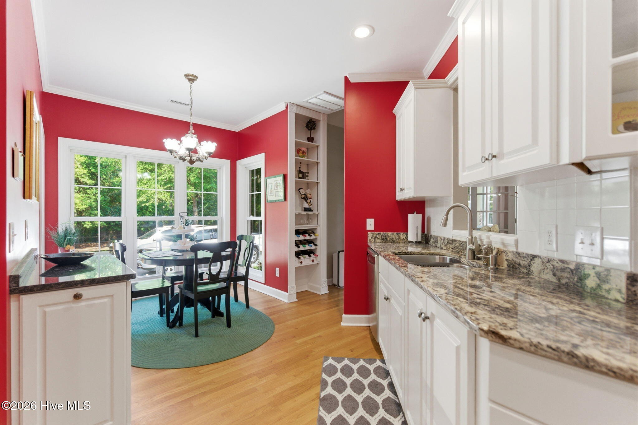 100570615 | Photo 14