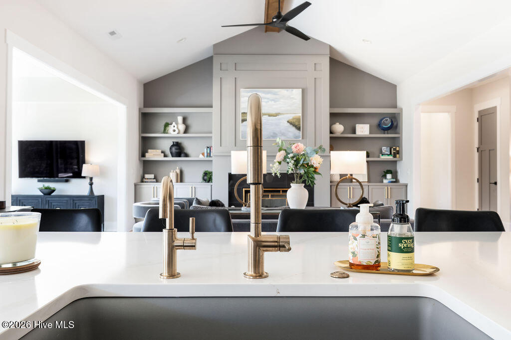 100558848 | Photo 14