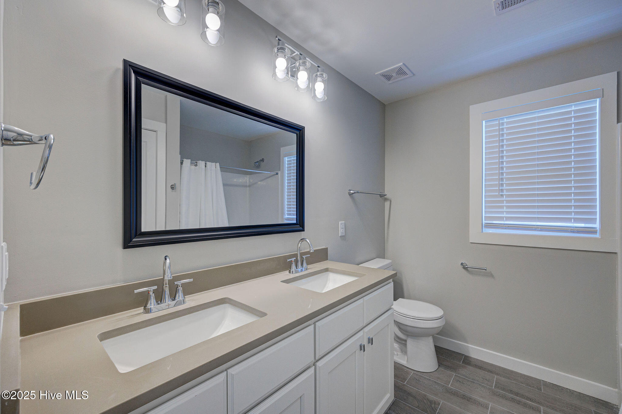 100527296 | Photo 24