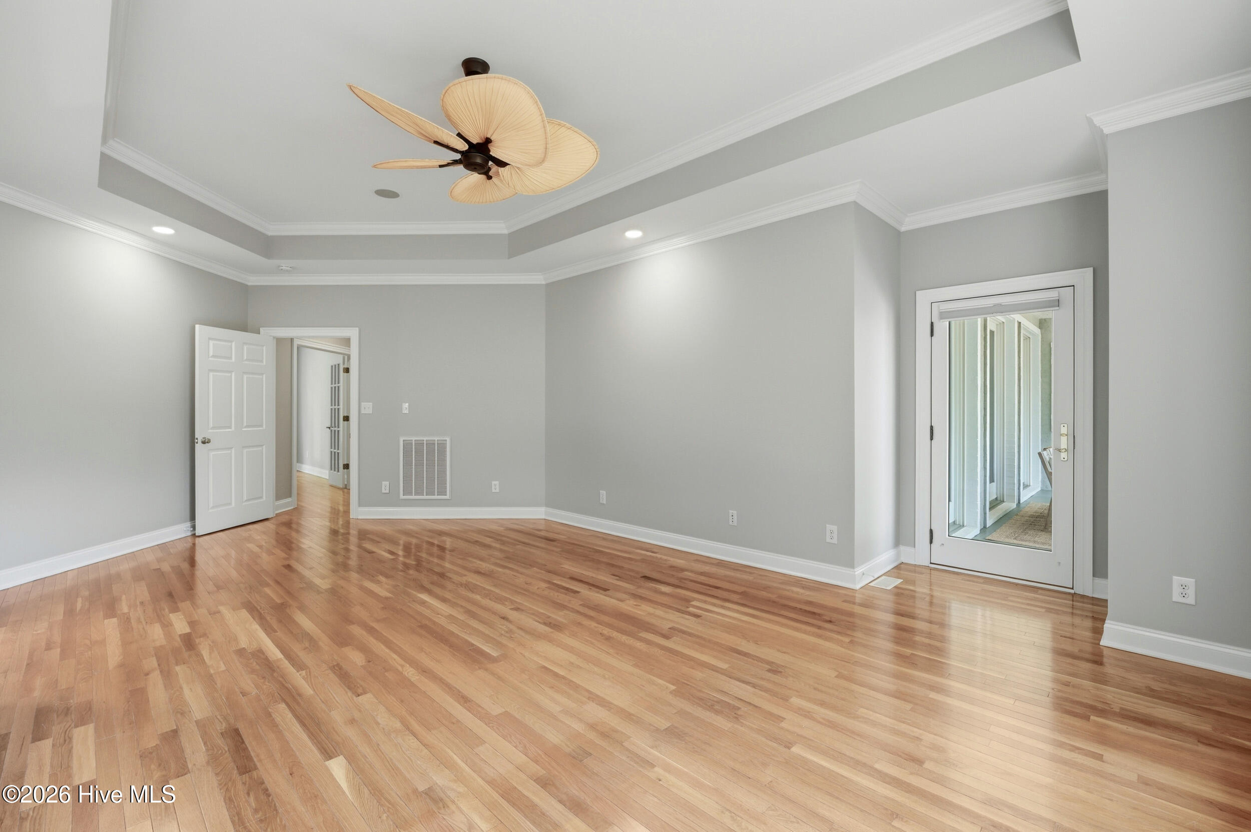 100566149 | Photo 24