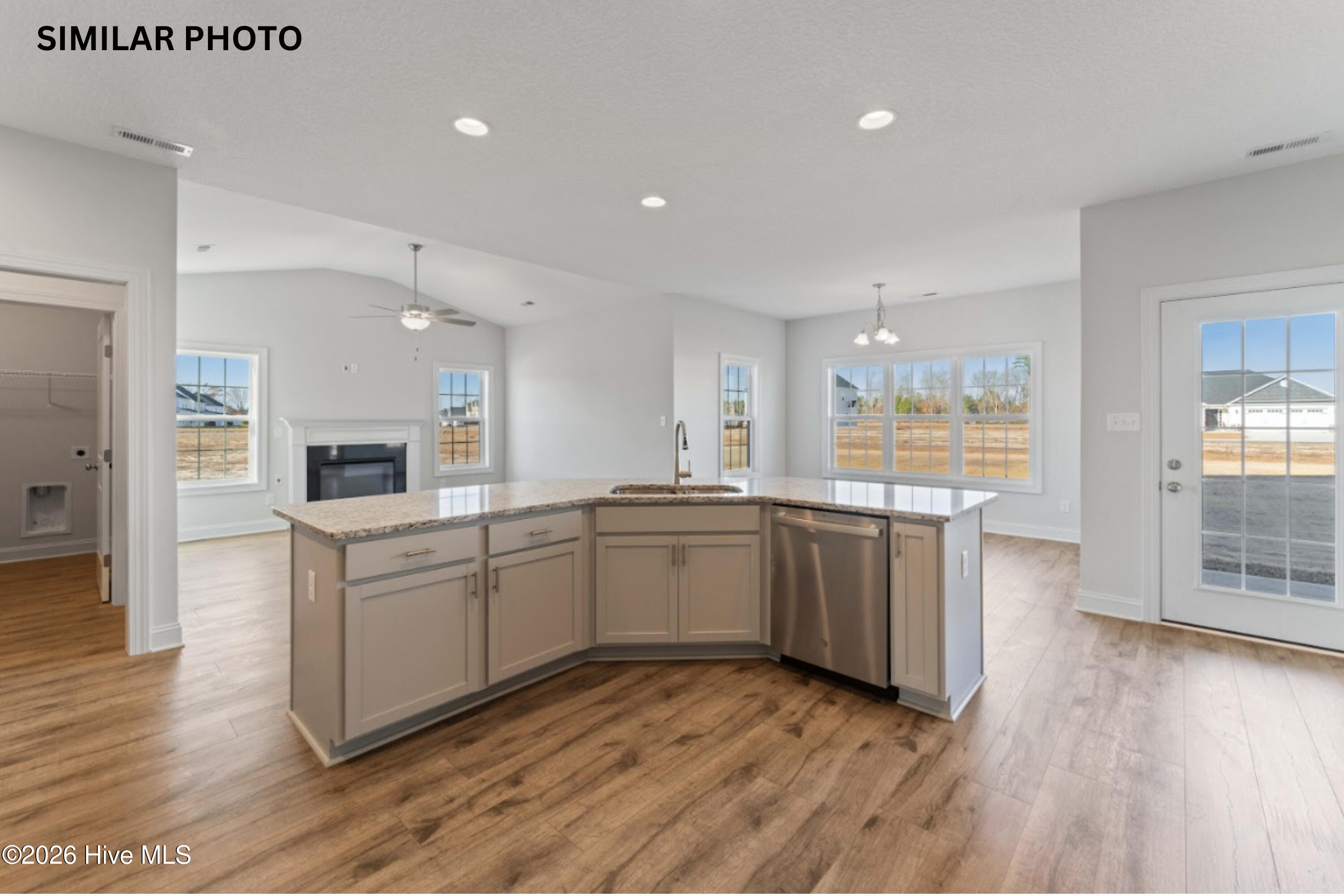 100556384 | Photo 10