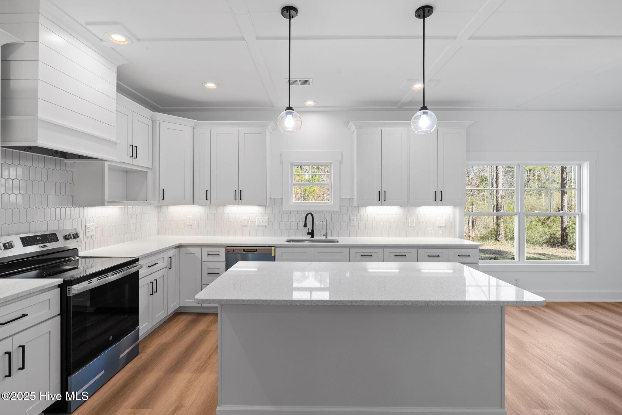 100518606 | Photo 11