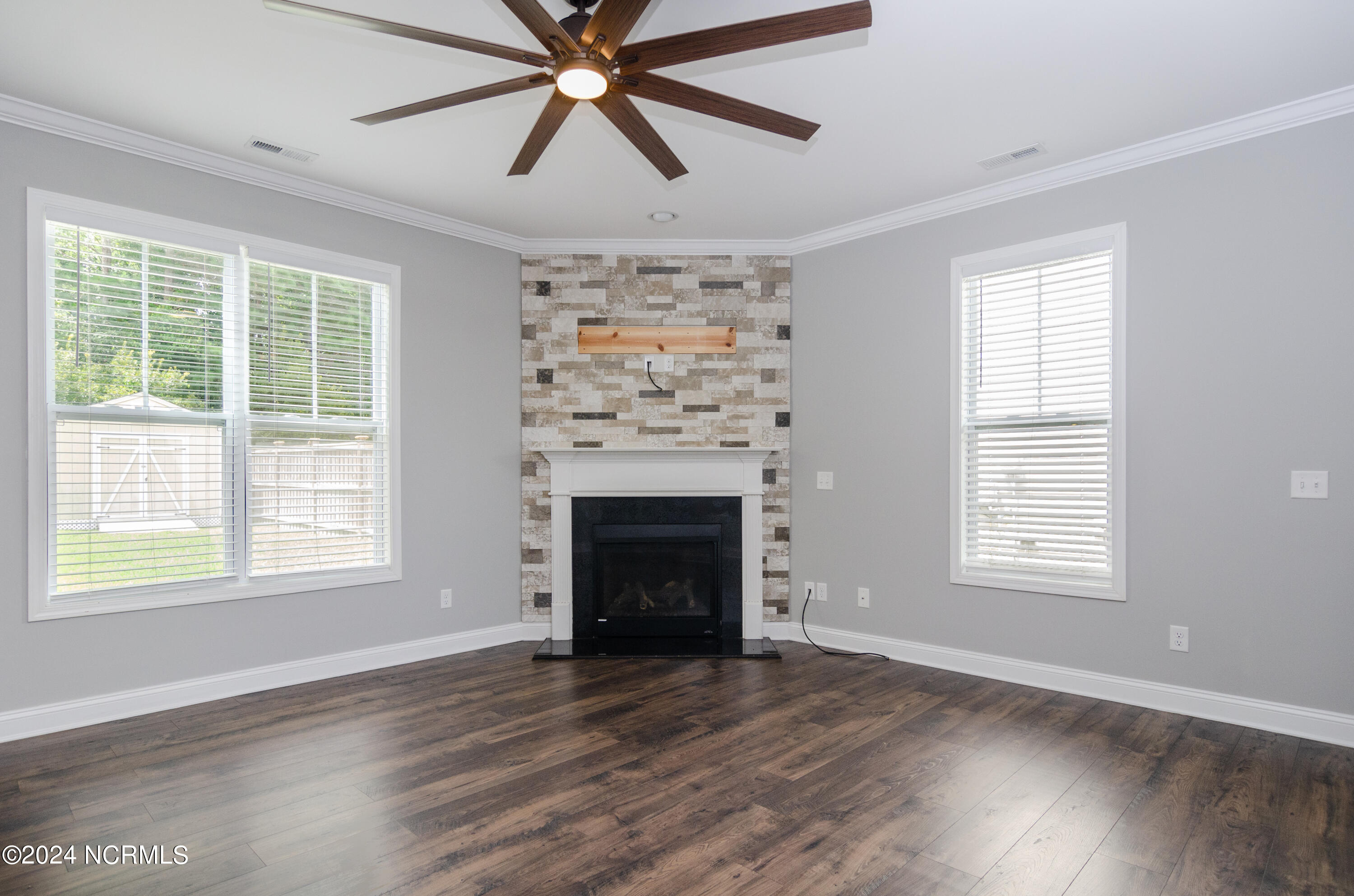 100547679 | Photo 14