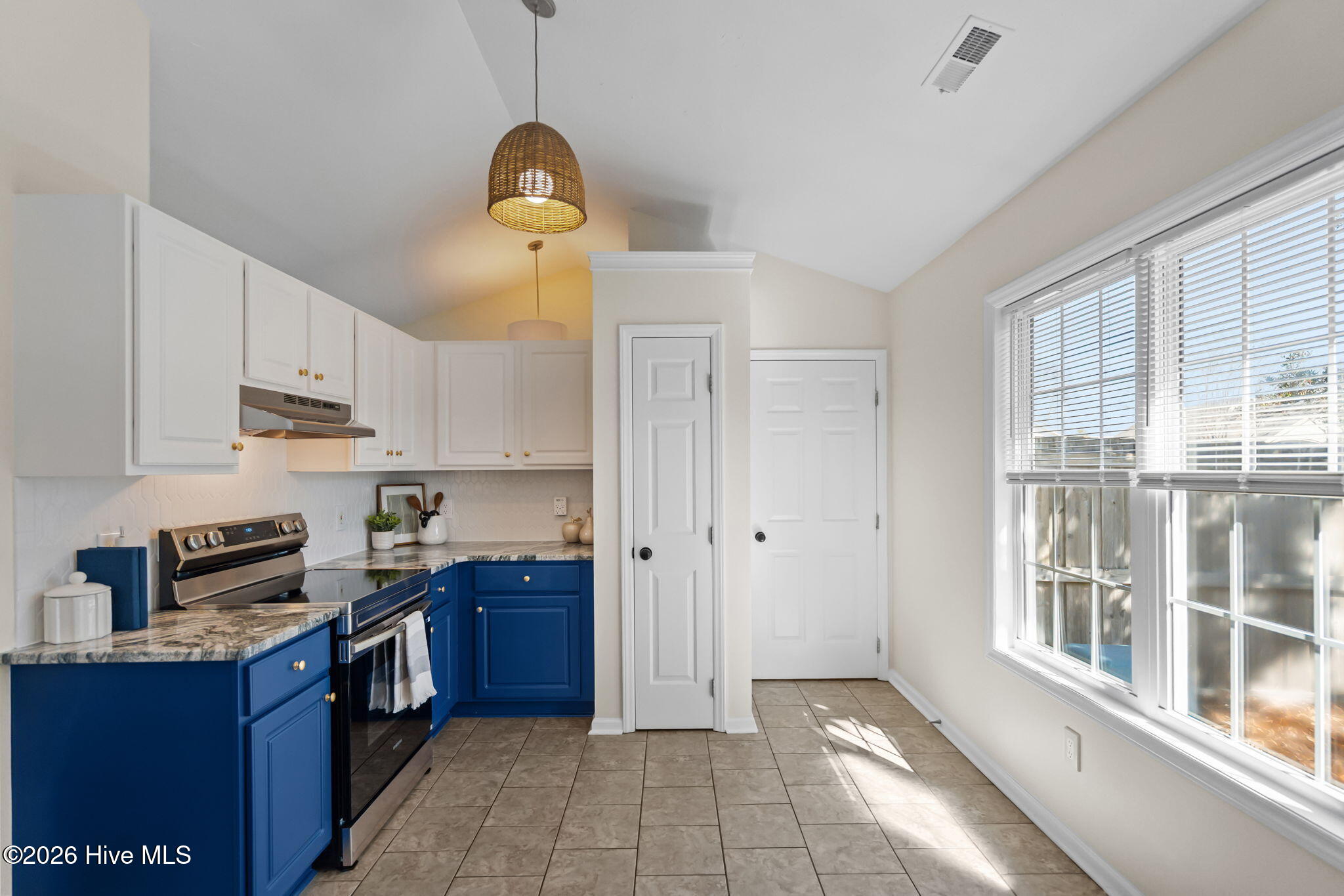 100556215 | Photo 18