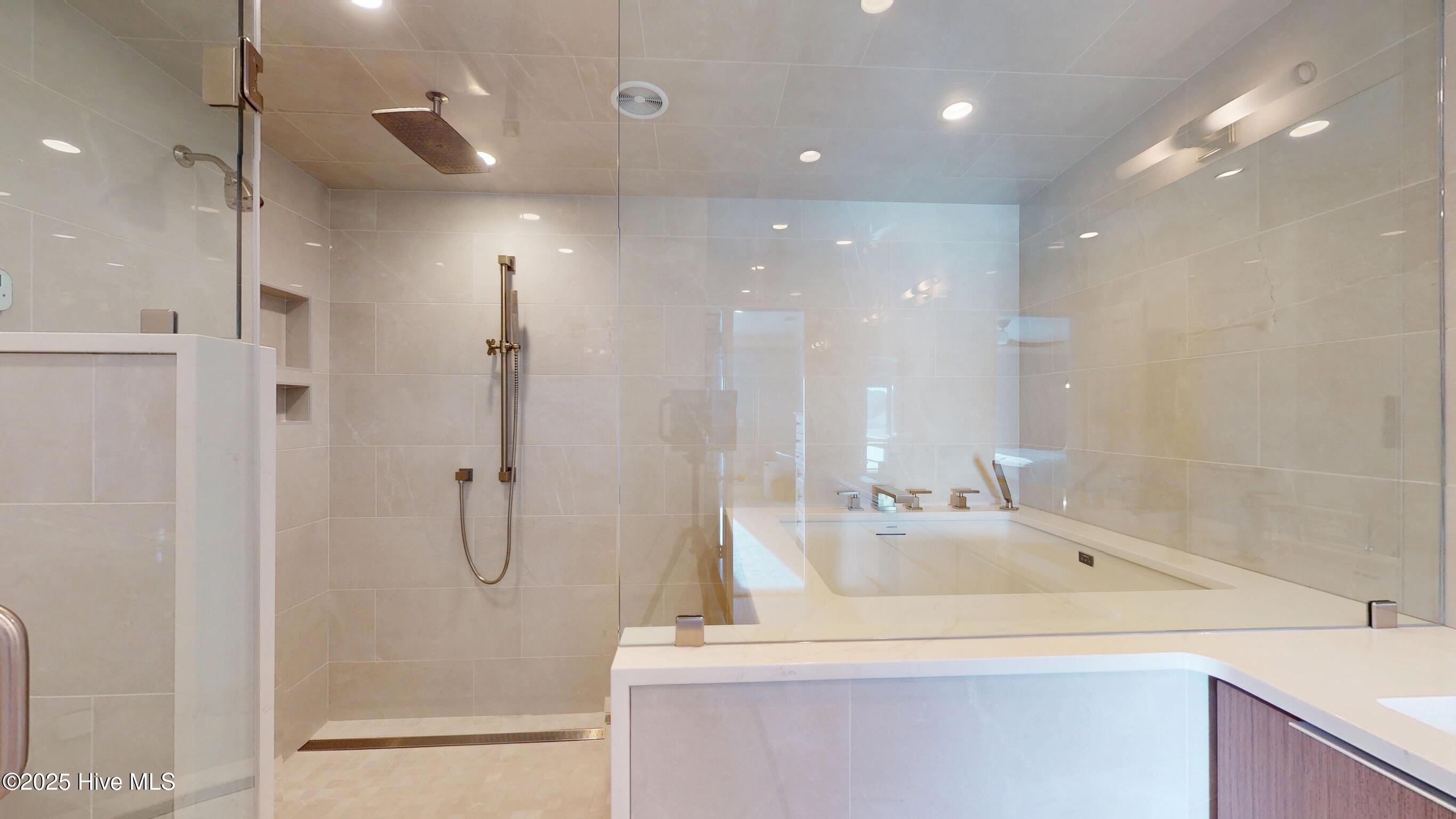 100543231 | Photo 63