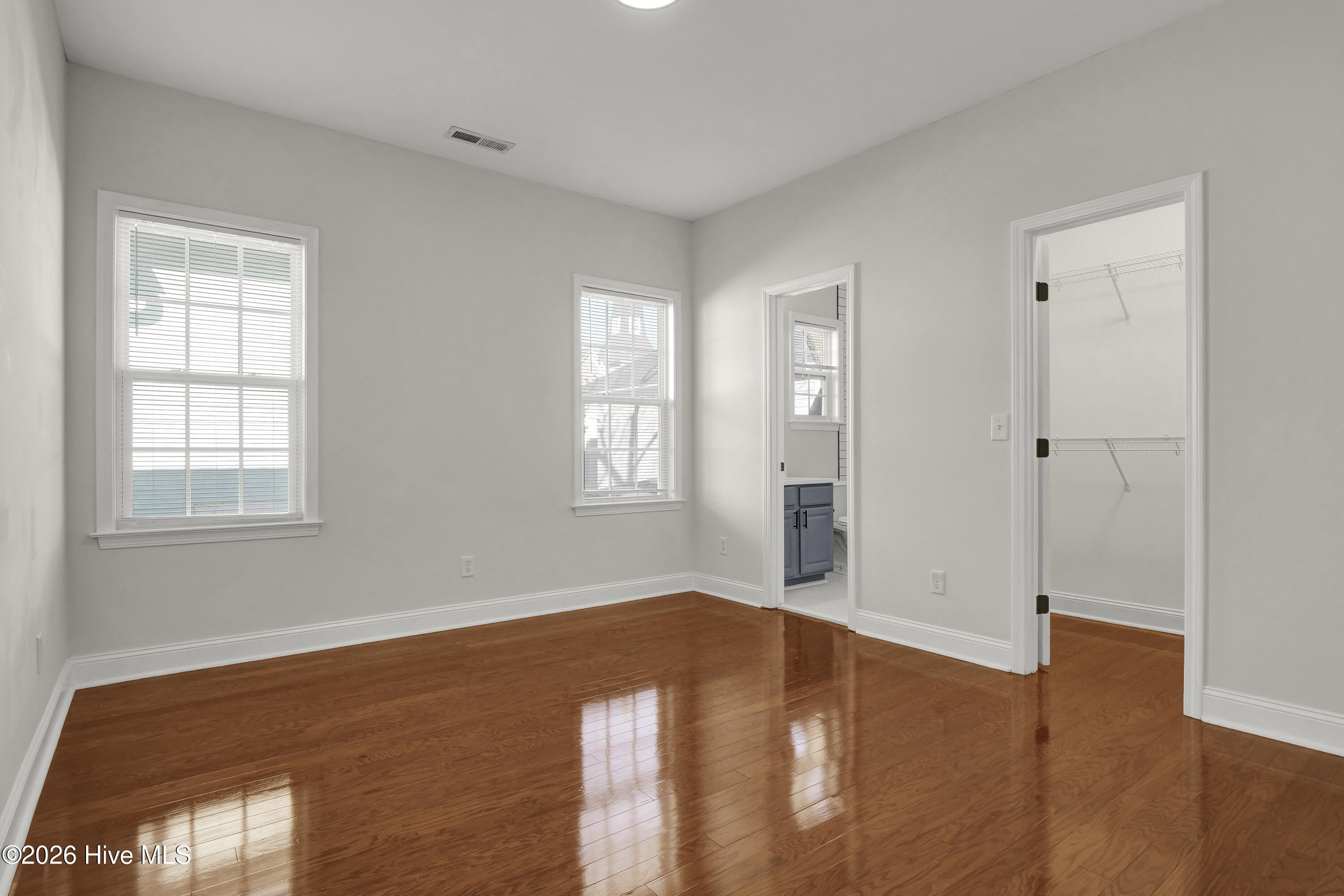 100563177 | Photo 16