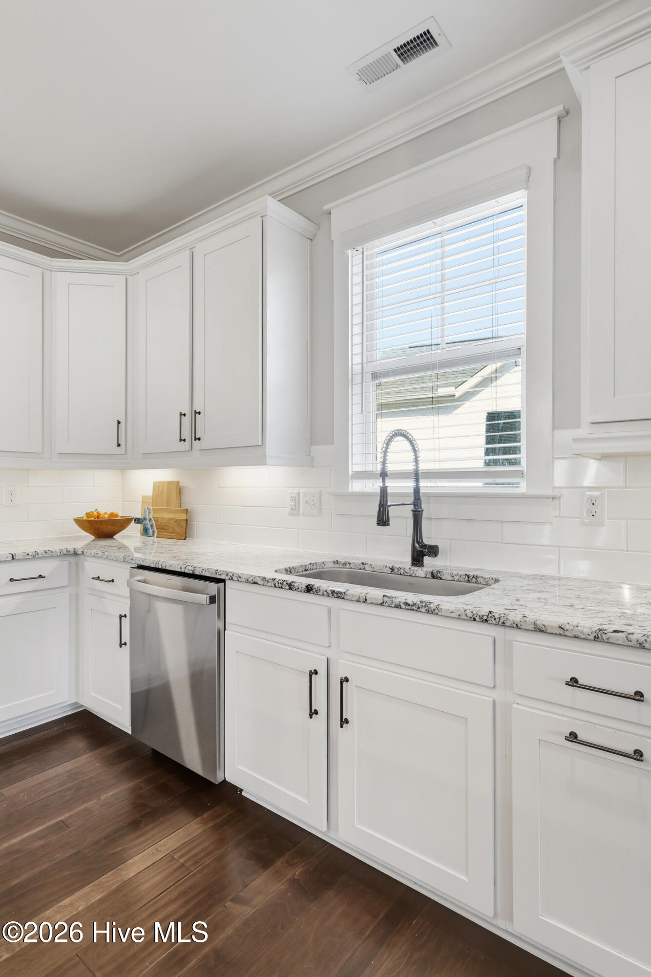 100561471 | Photo 23