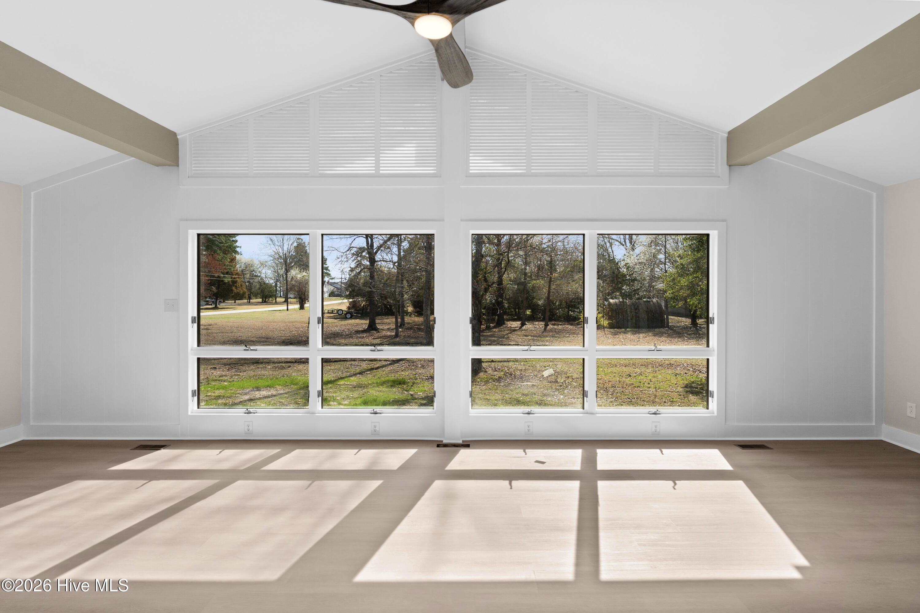 100561739 | Photo 11