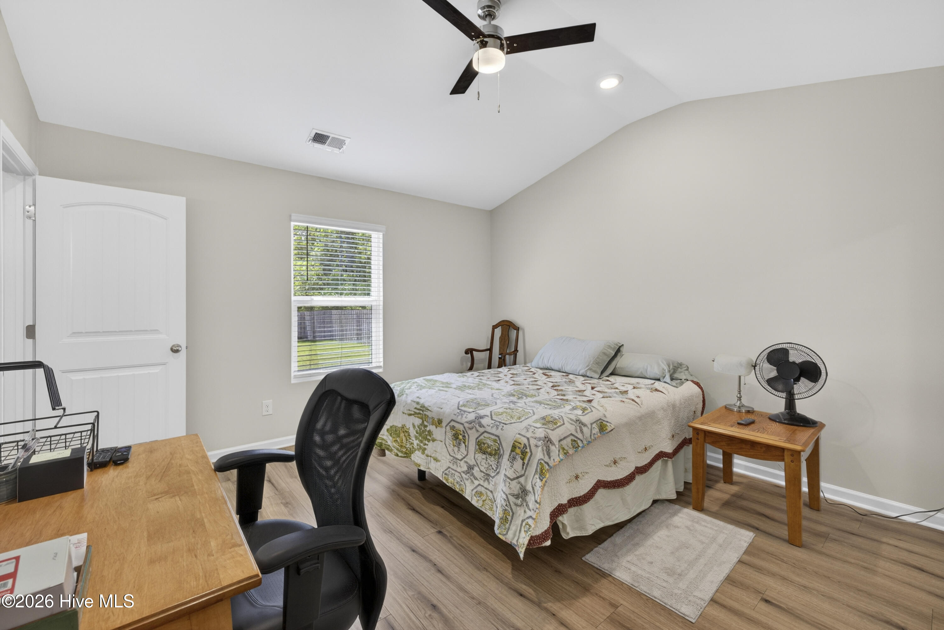 100570076 | Photo 33