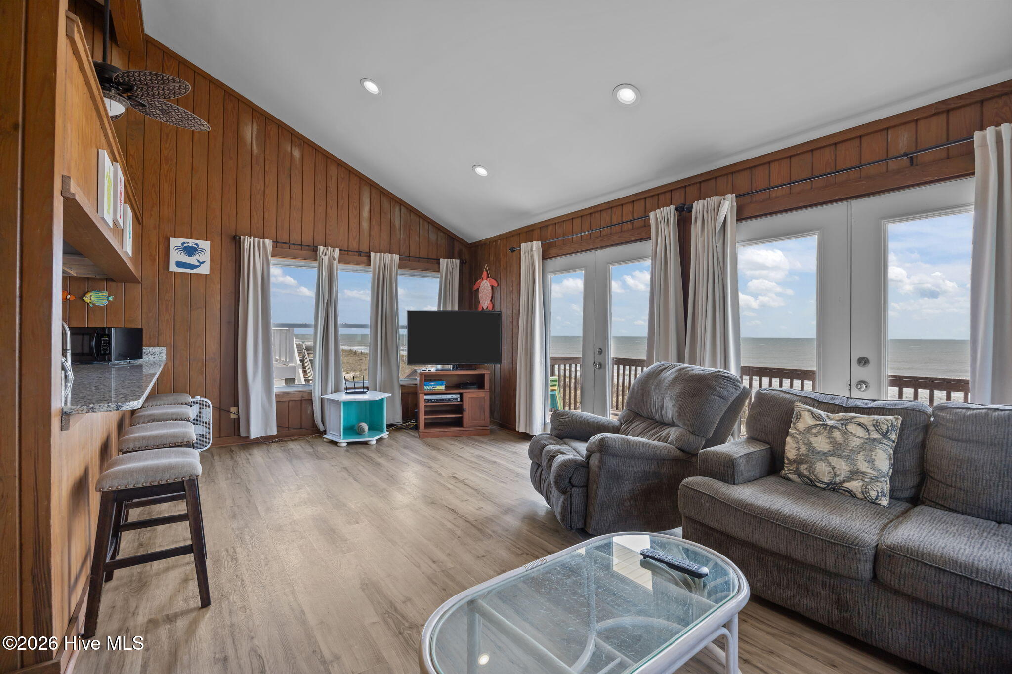 100565925 | Photo 29