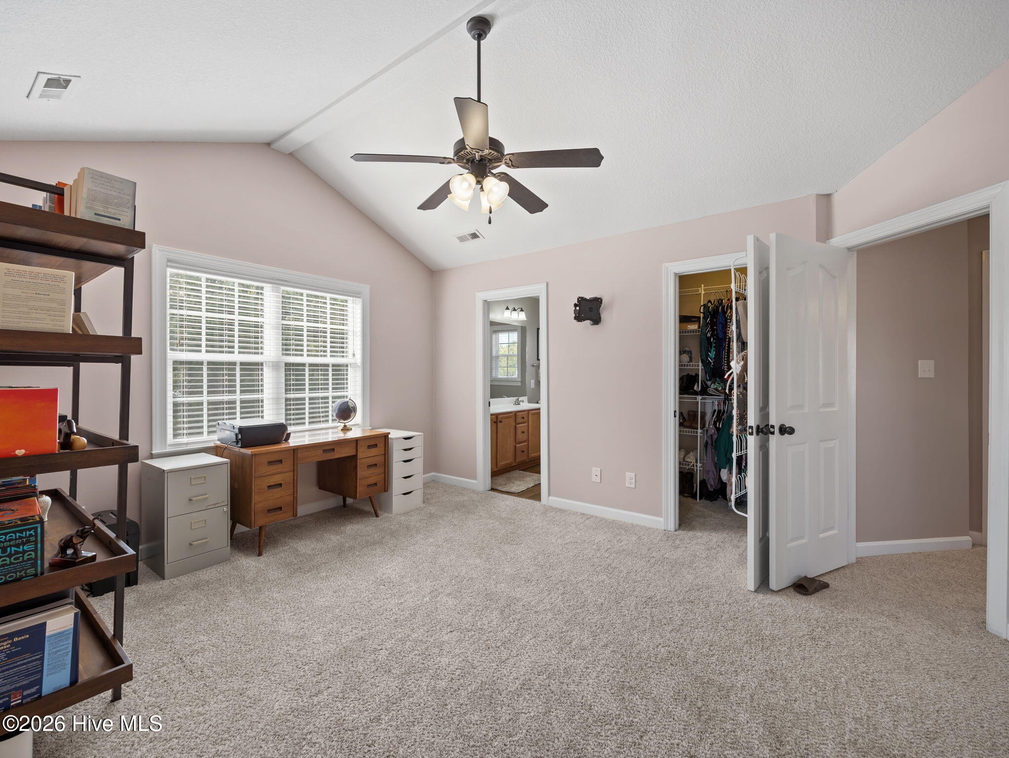 100569646 | Photo 26