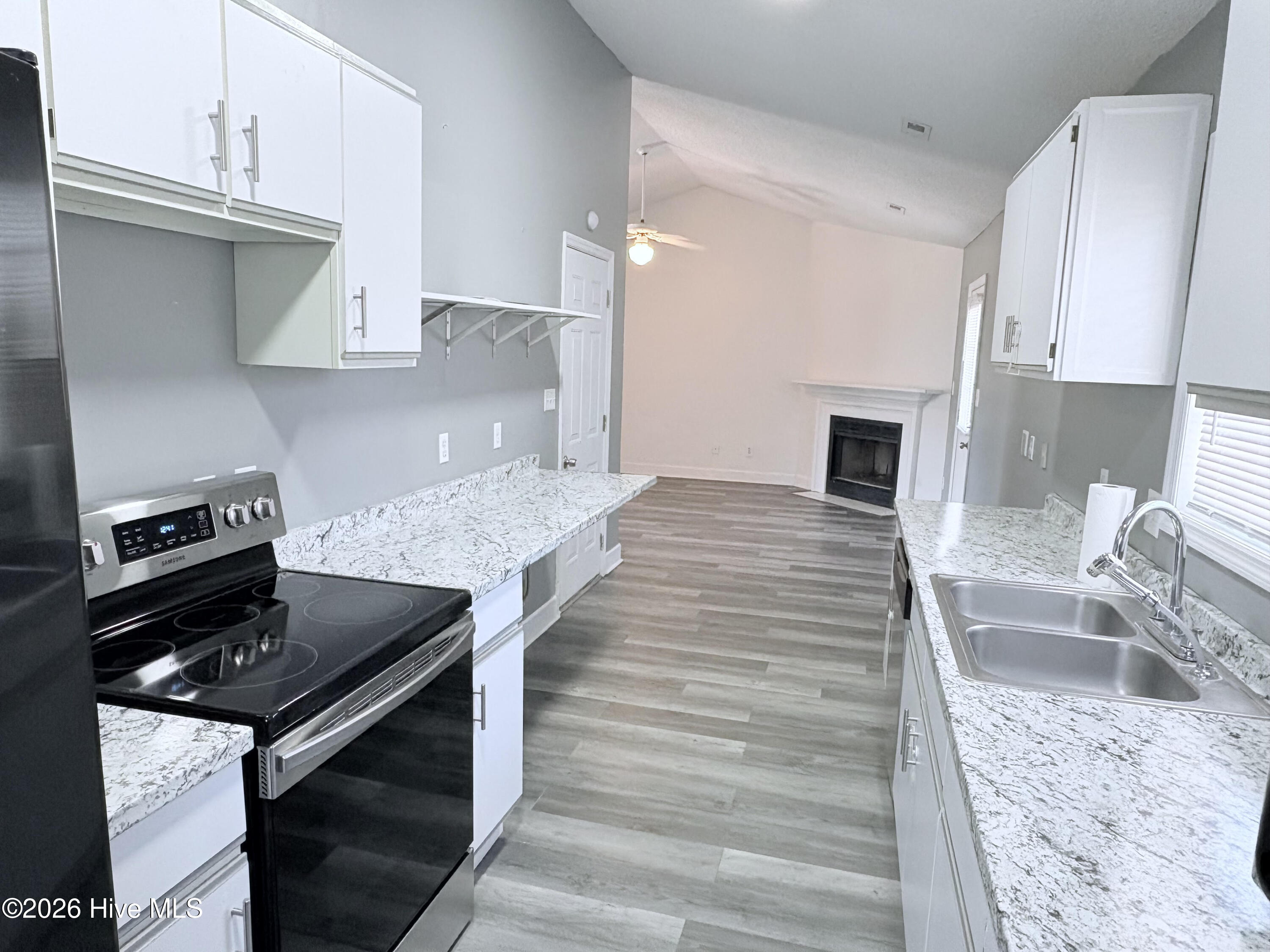 100548626 | Photo 10