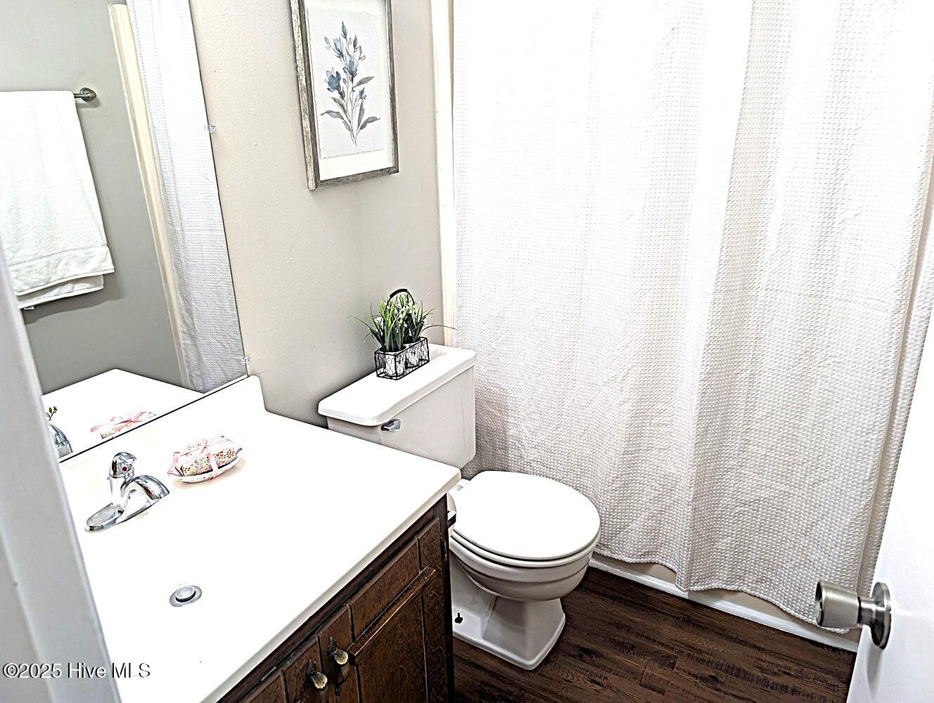 206 Hickory hall bath