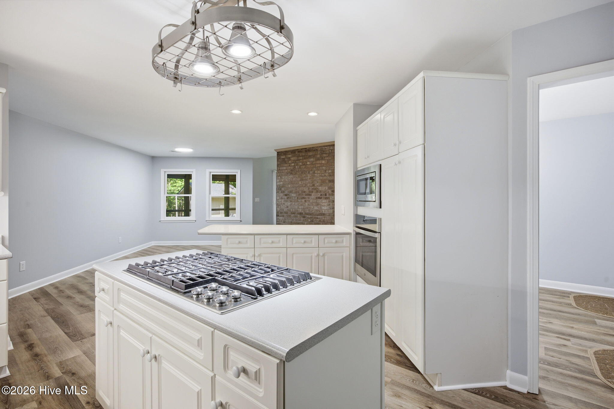 100569469 | Photo 19