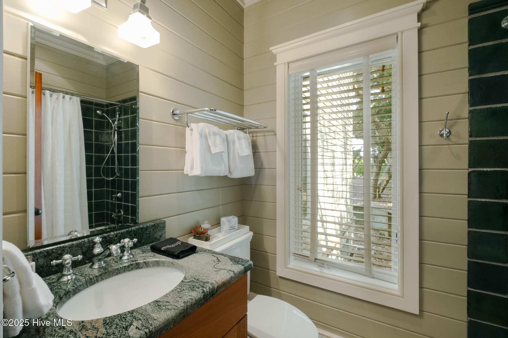 100517307 | Photo 28