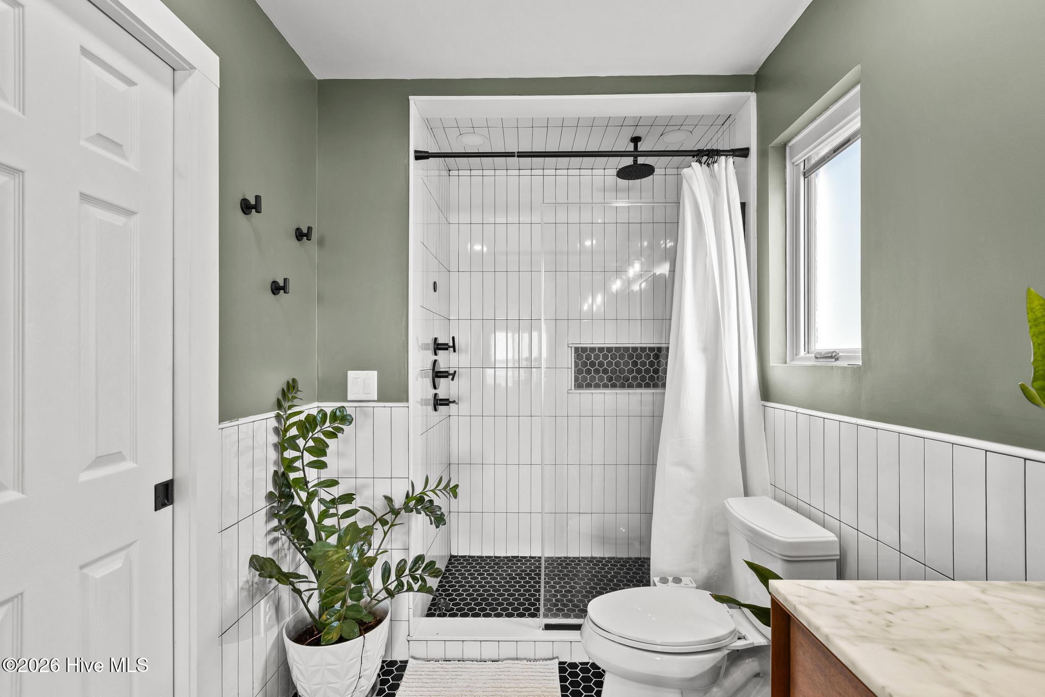 100557619 | Photo 23