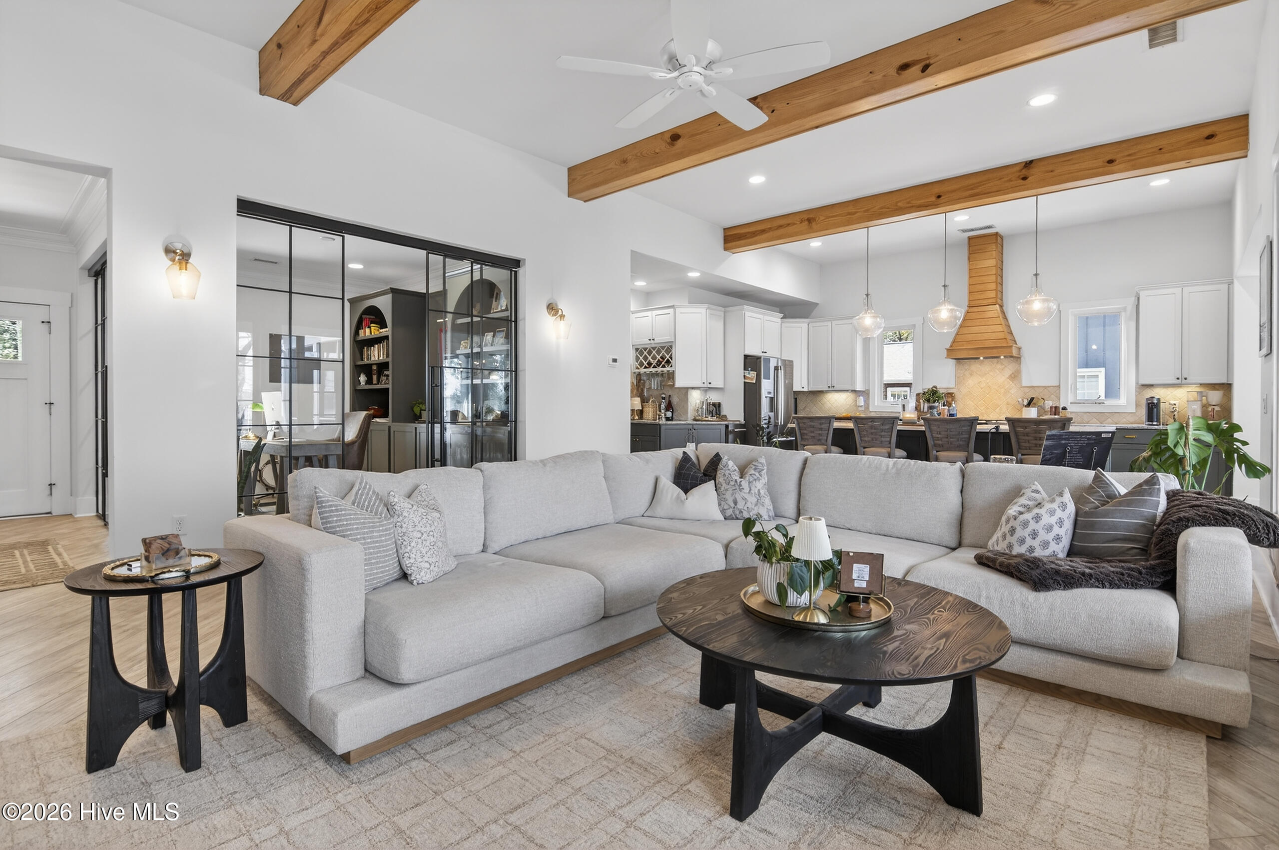 100565321 | Photo 16