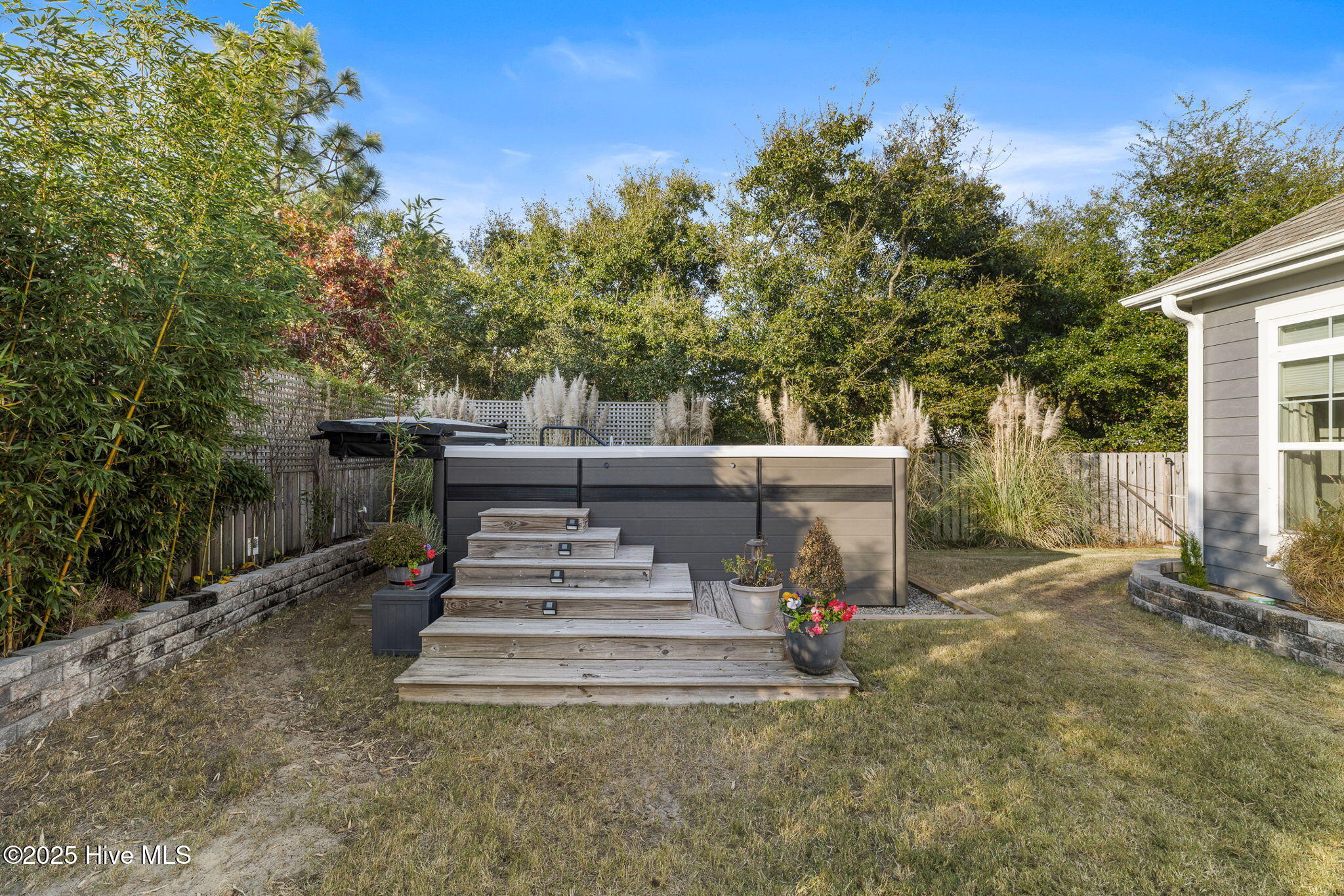 100542385 | Photo 51