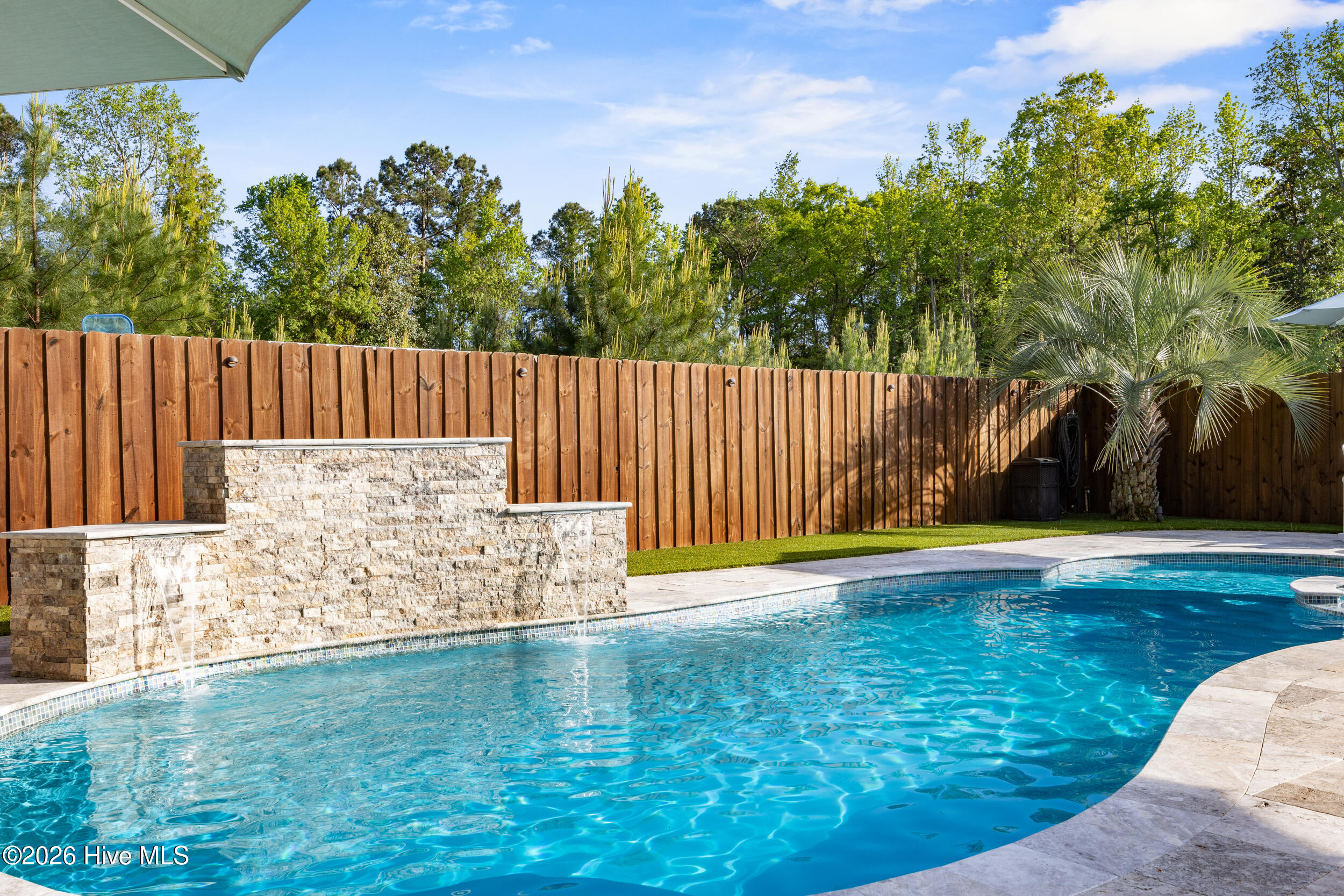 100566940 | Photo 74