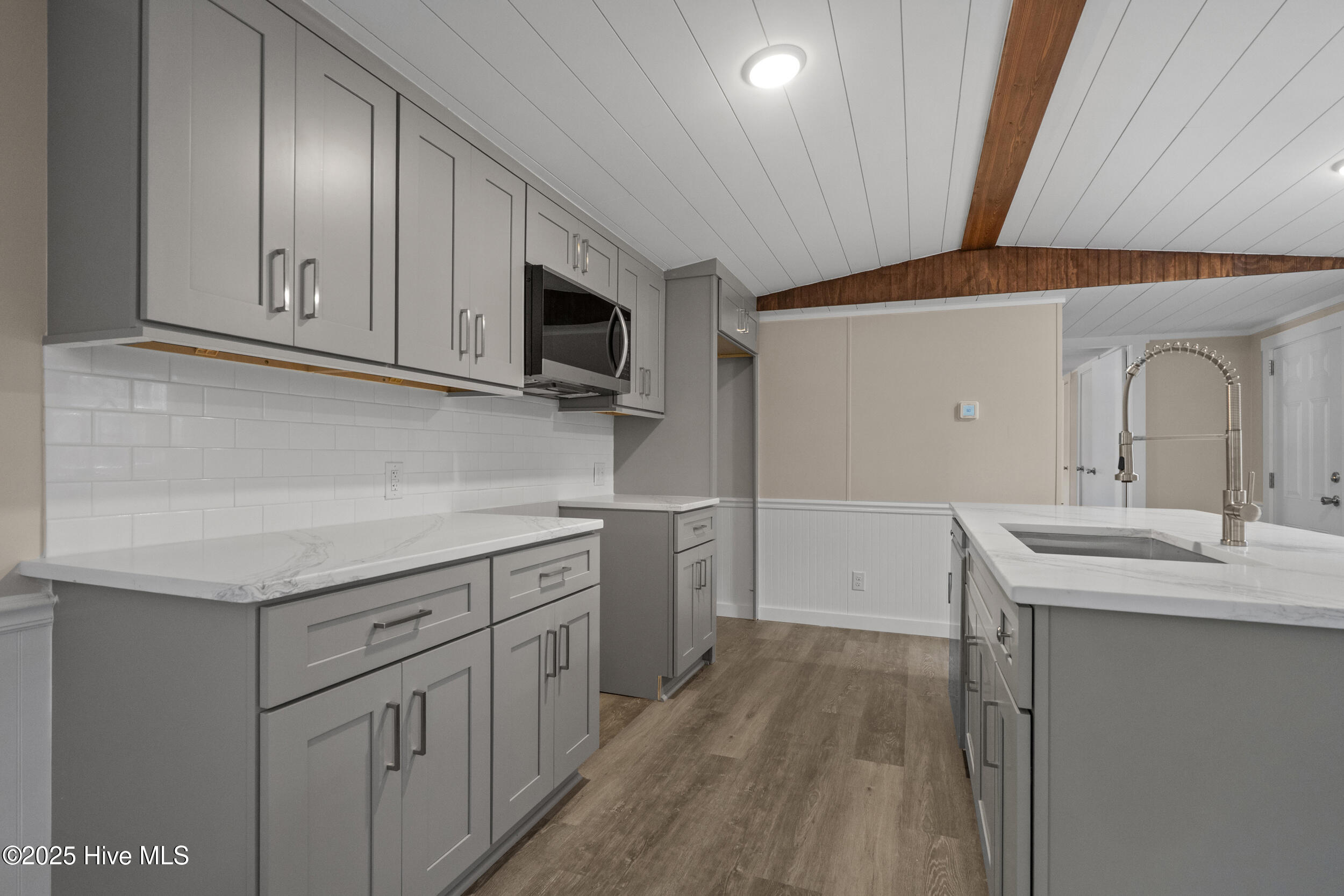 100544386 | Photo 13