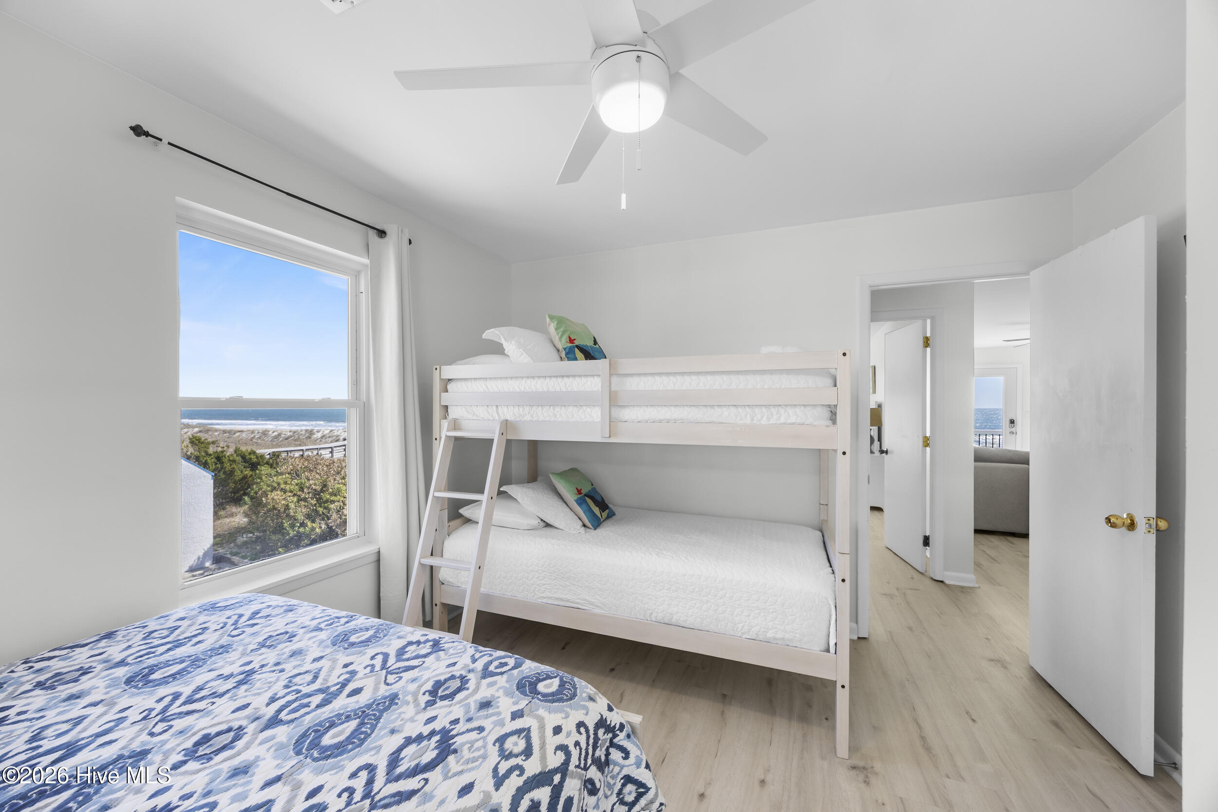 100561648 | Photo 32