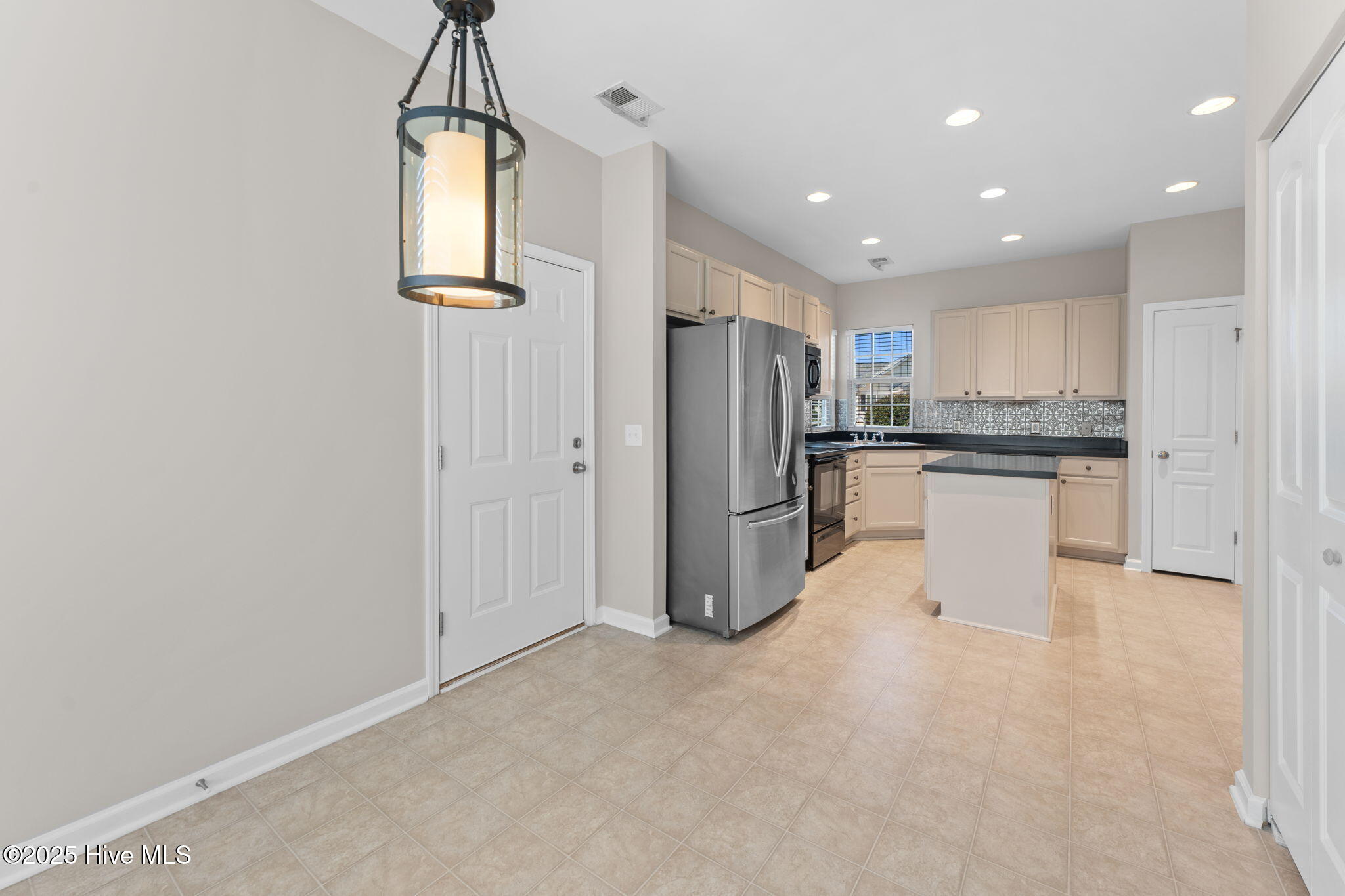 100520190 | Photo 25