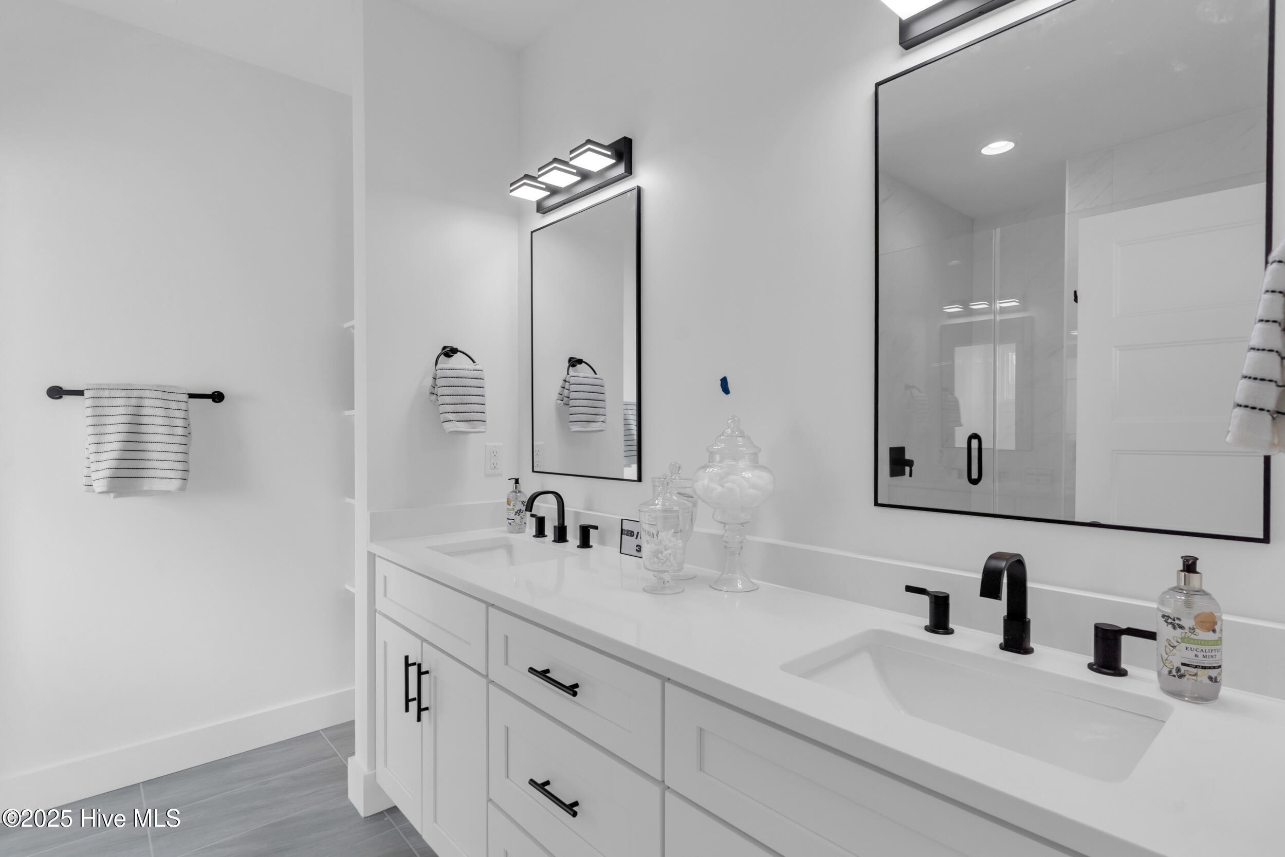 100535218 | Photo 26