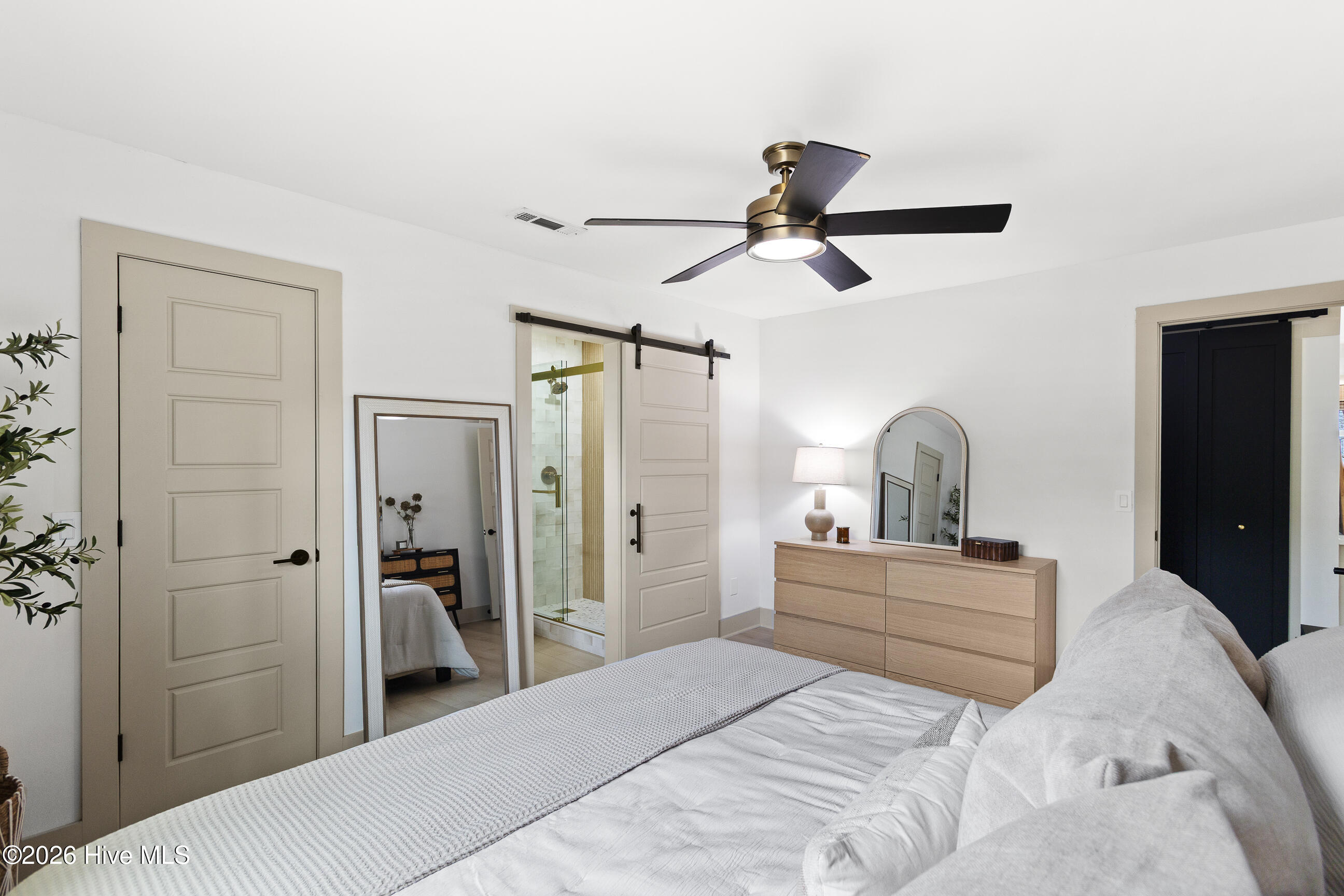 100566396 | Photo 16