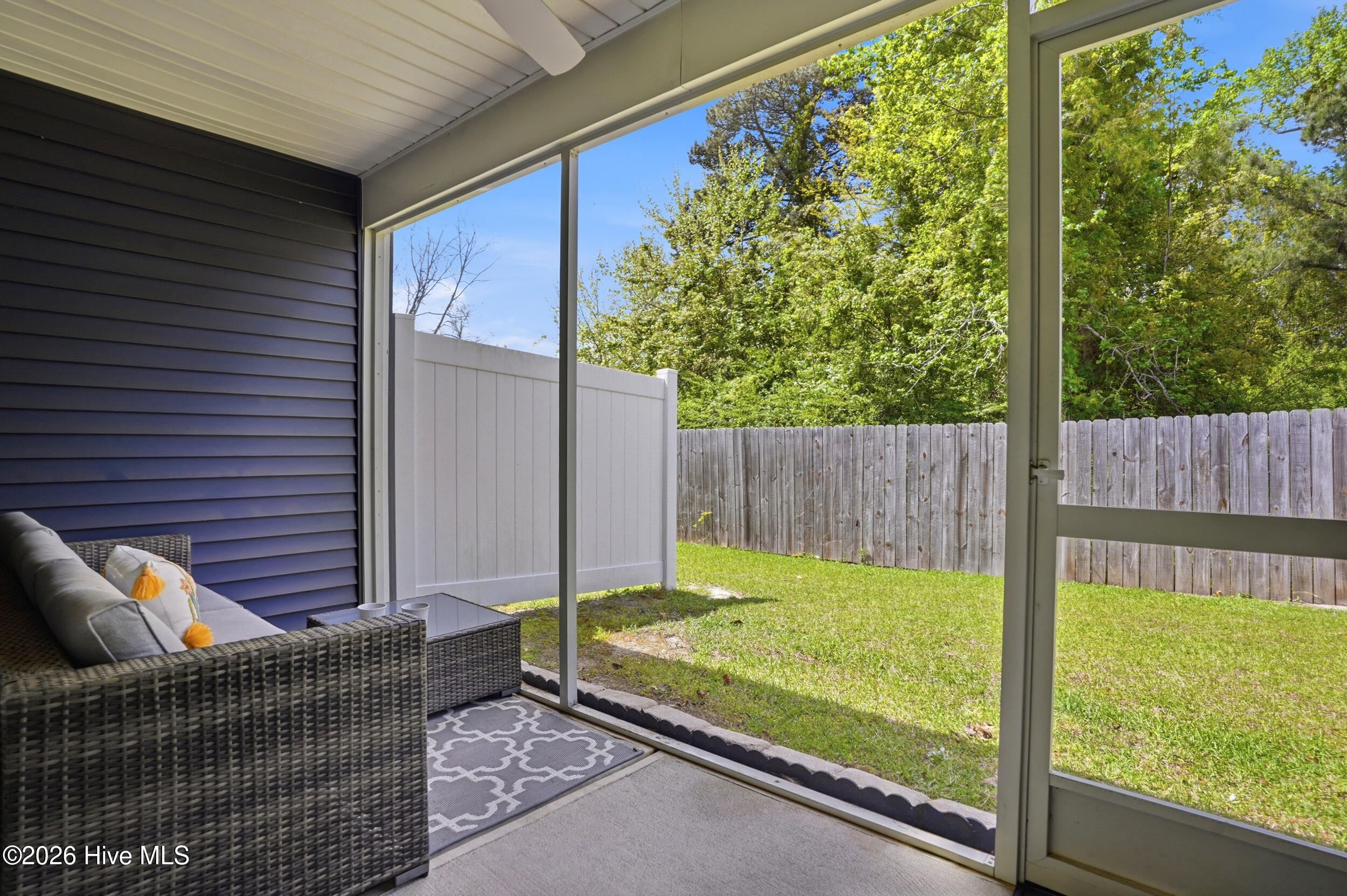 100566288 | Photo 22