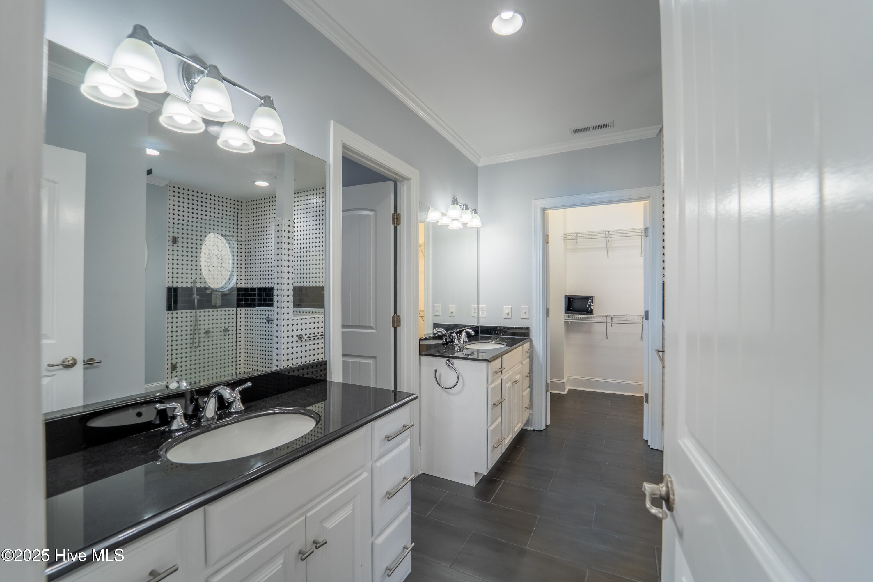 100544642 | Photo 25