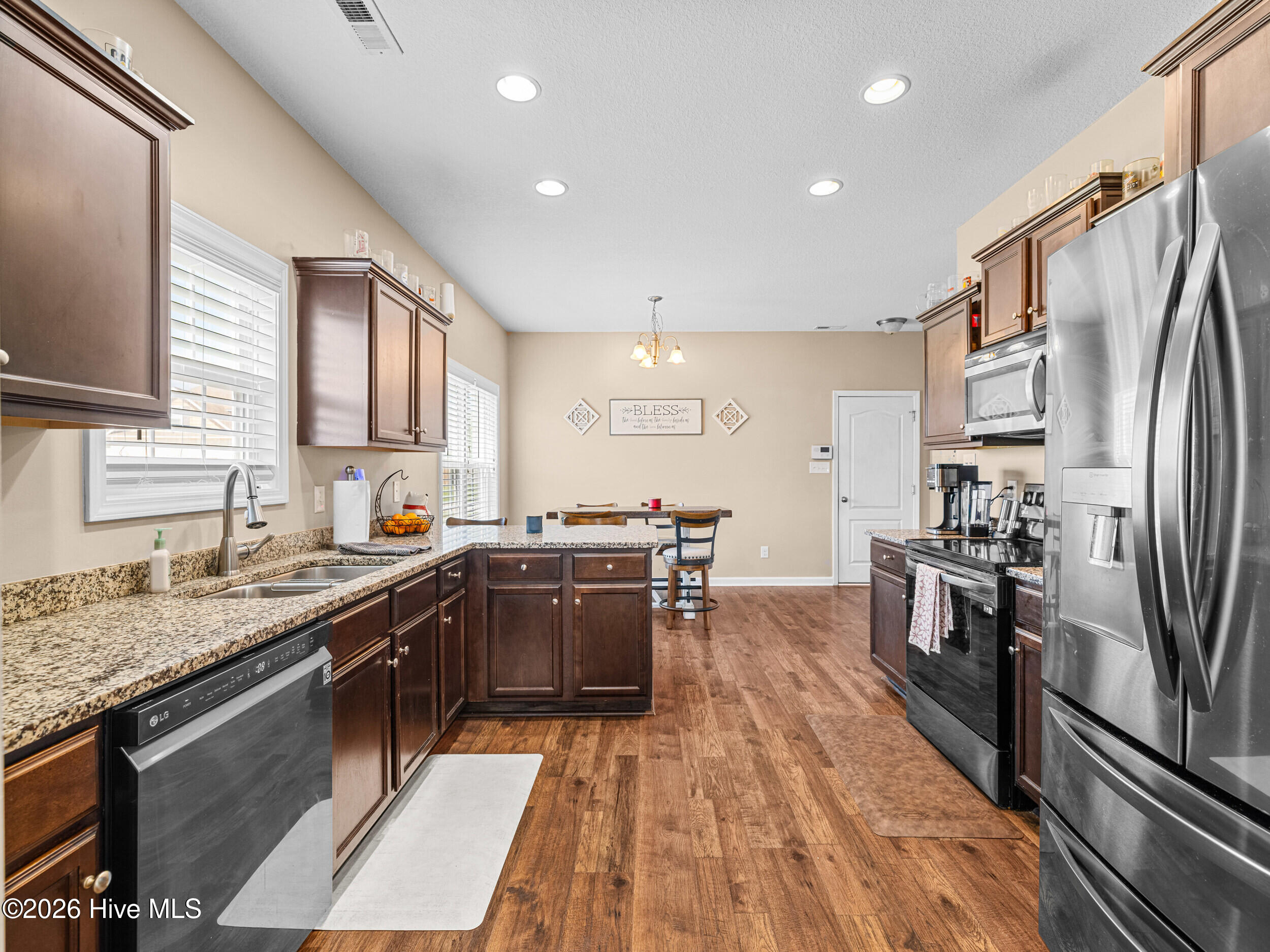 100568044 | Photo 20