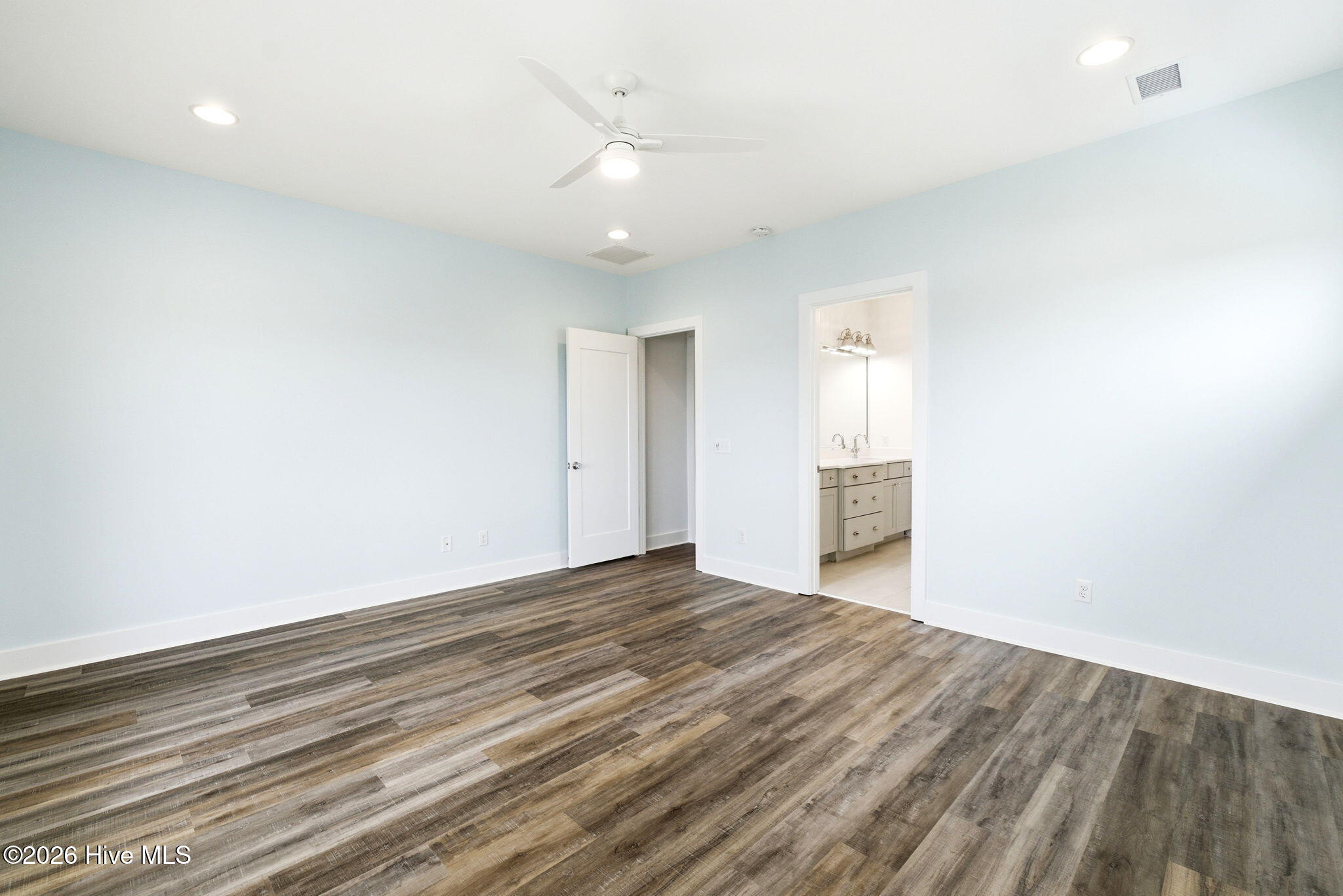 100564360 | Photo 30