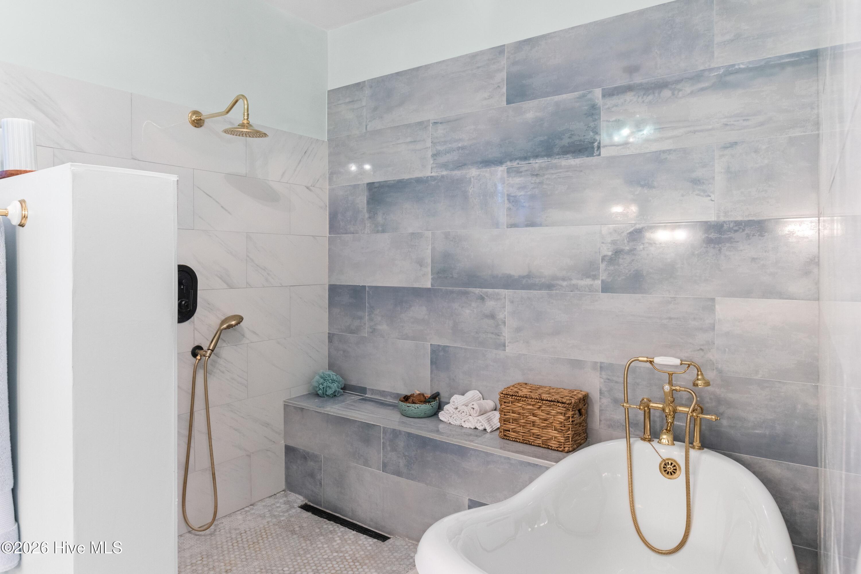 100560142 | Photo 31