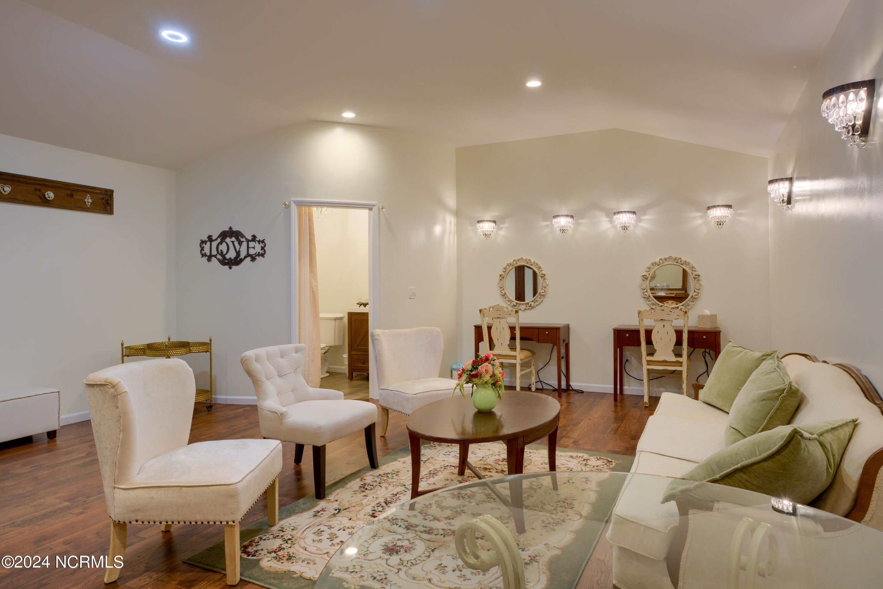 100545633 | Photo 72