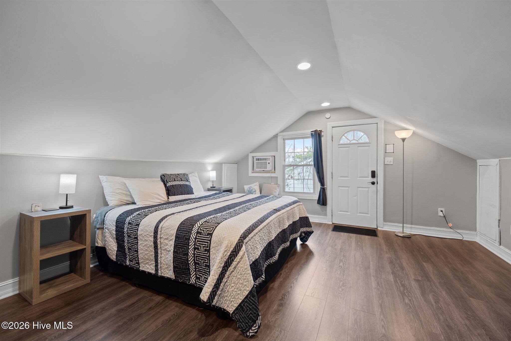 100555981 | Photo 33