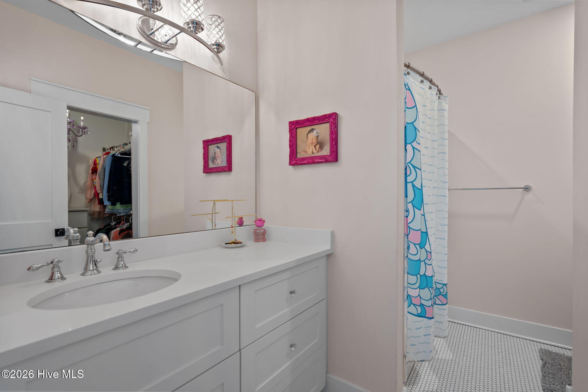 100563591 | Photo 32