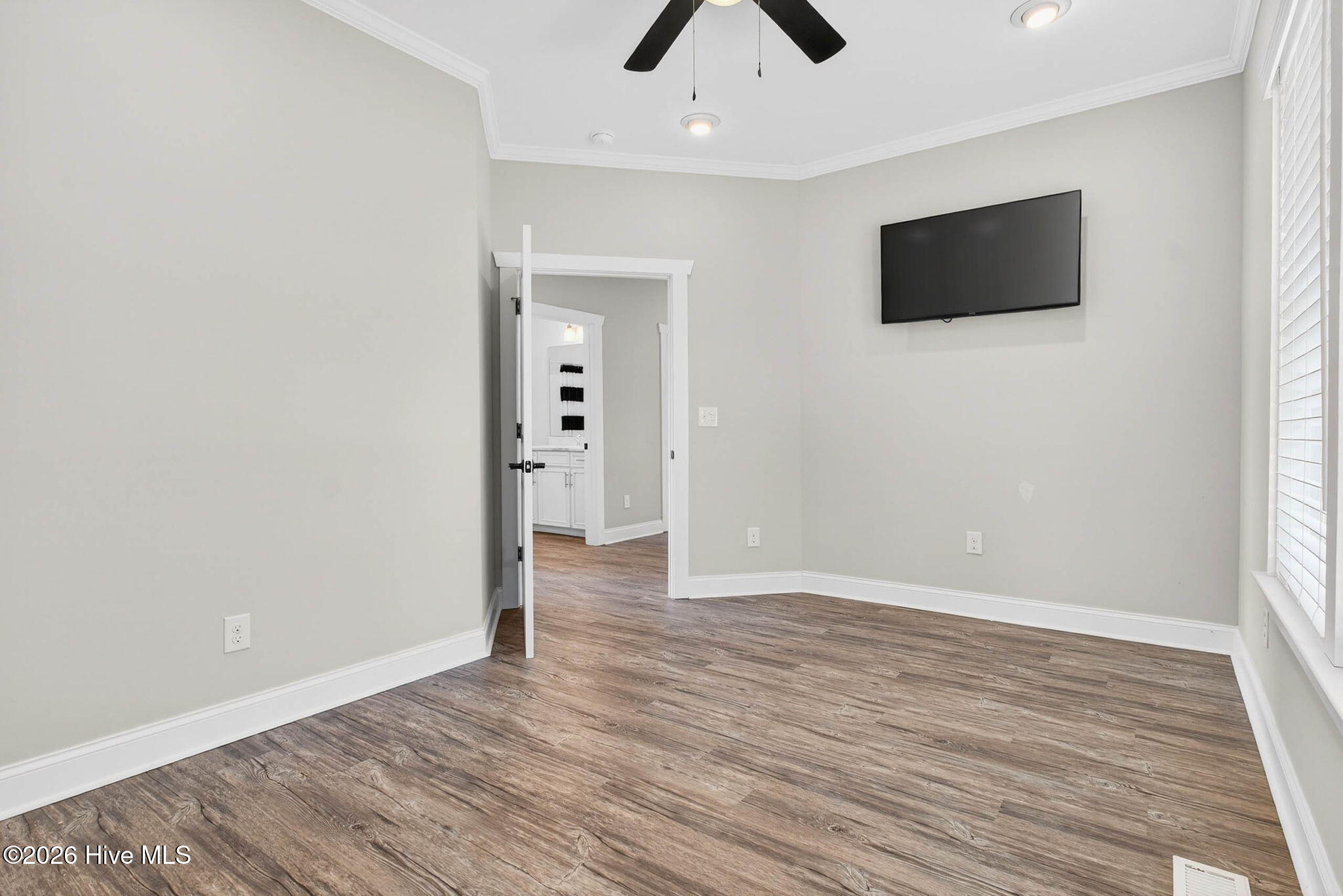 100563982 | Photo 48