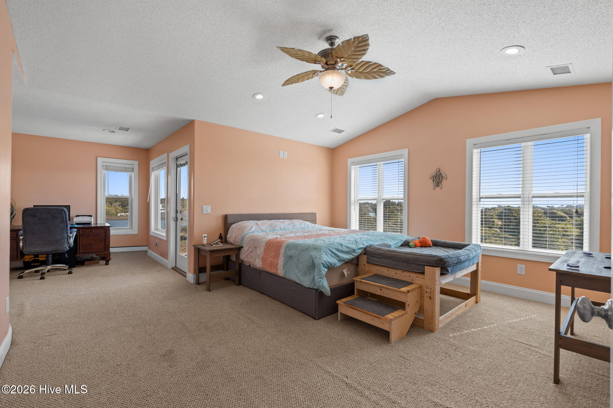 100561673 | Photo 11