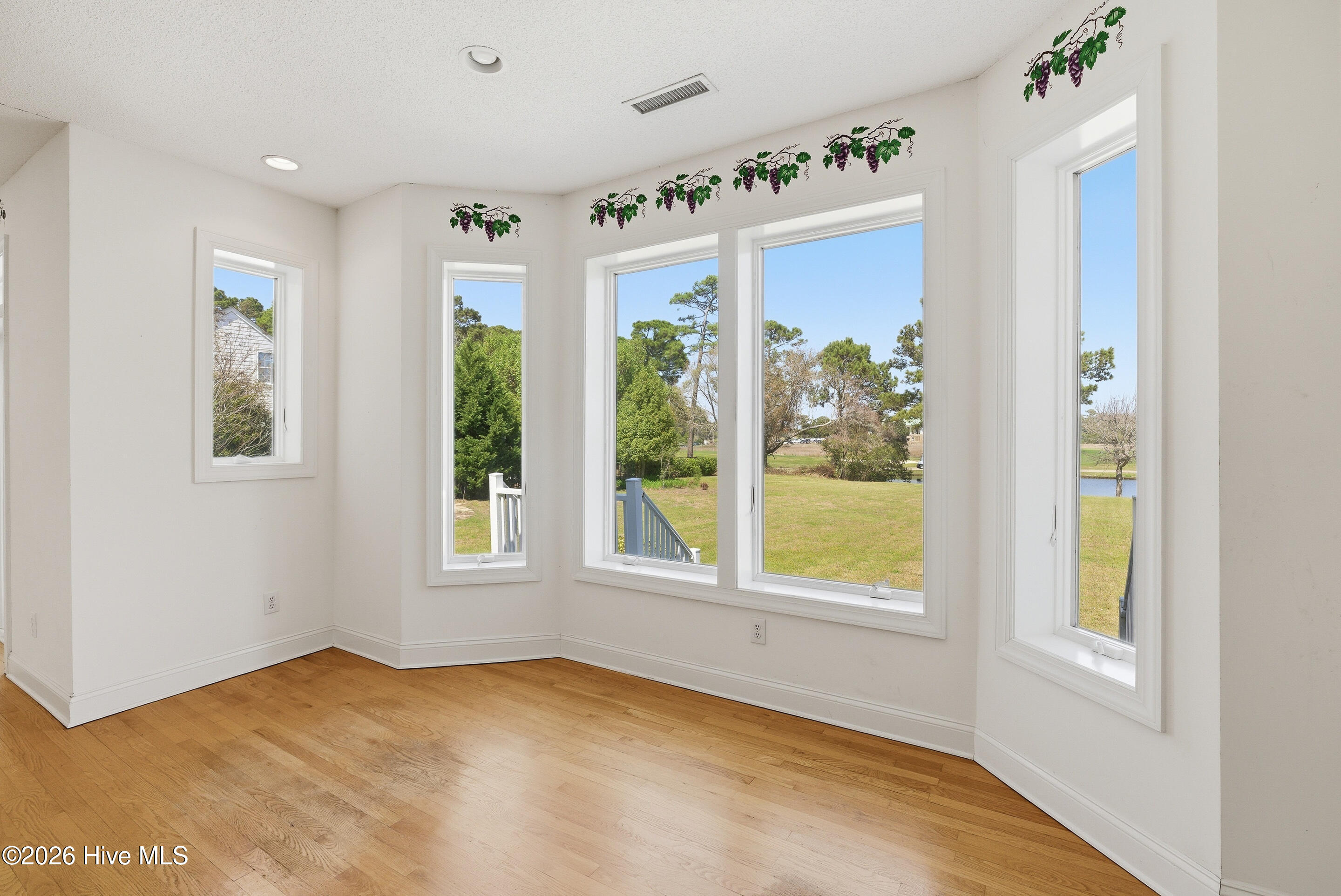 100564038 | Photo 25