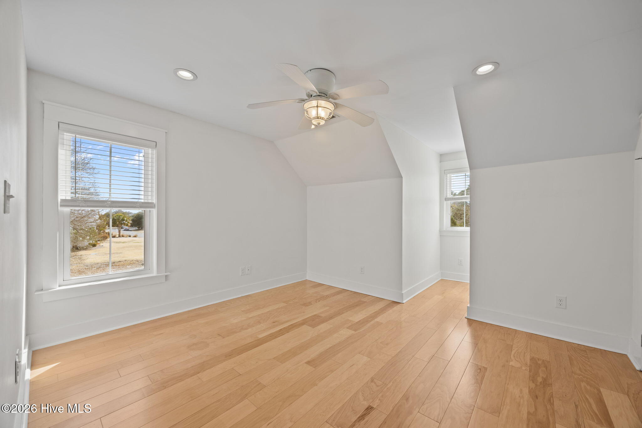 100558576 | Photo 48