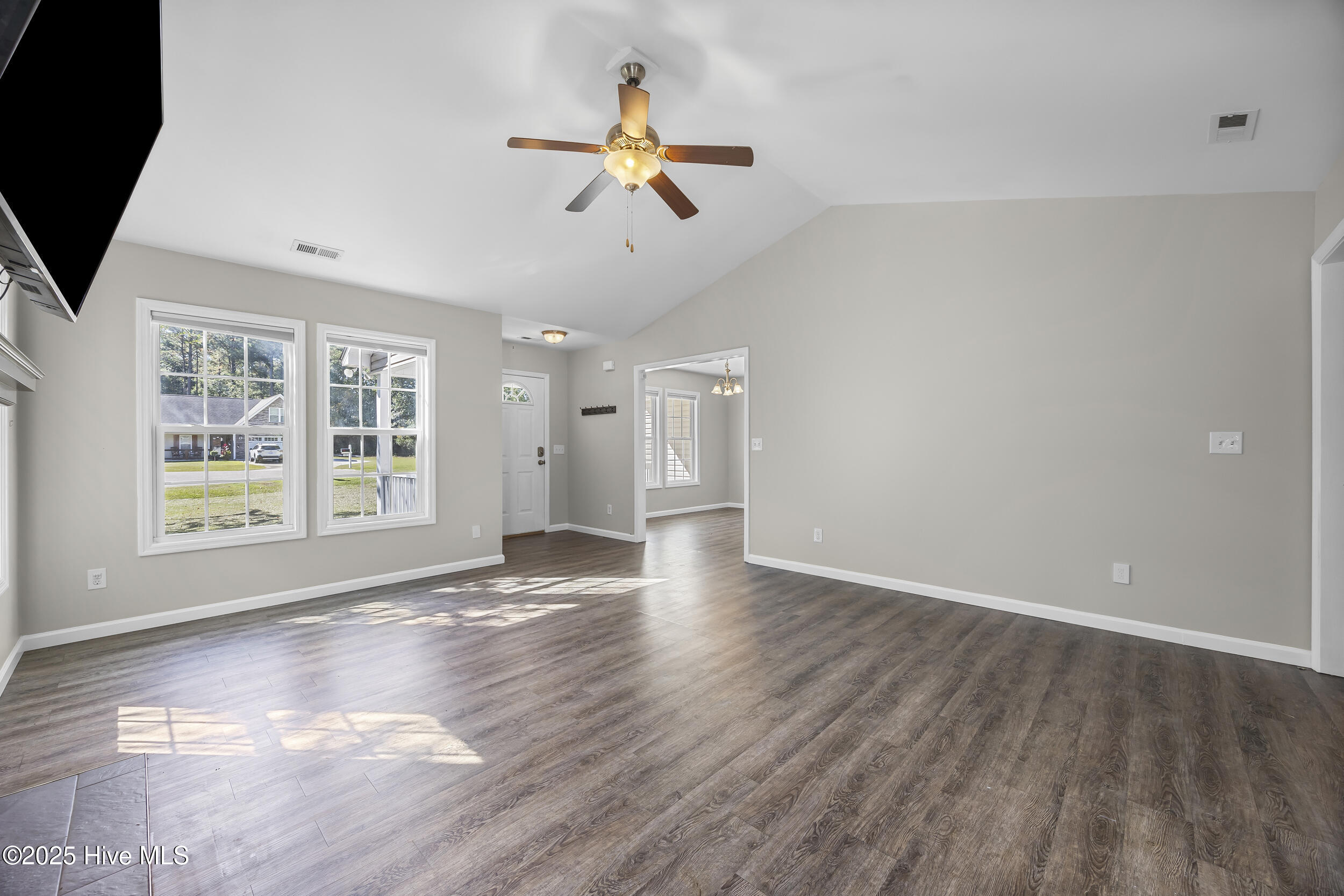 100533405 | Photo 13