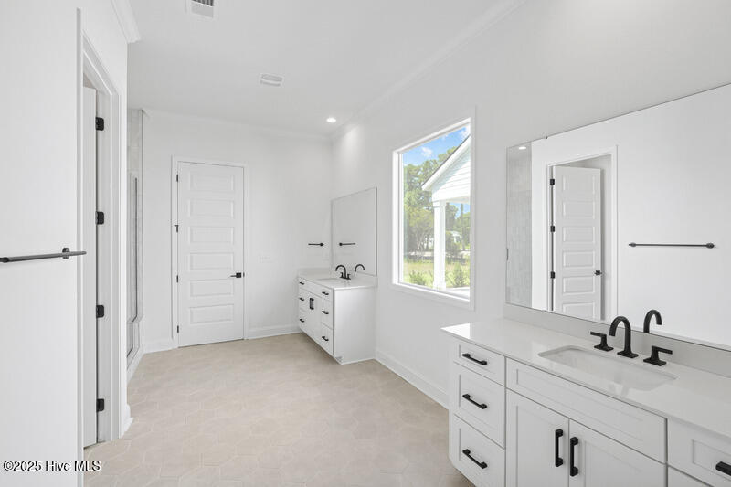 100508363 | Photo 14