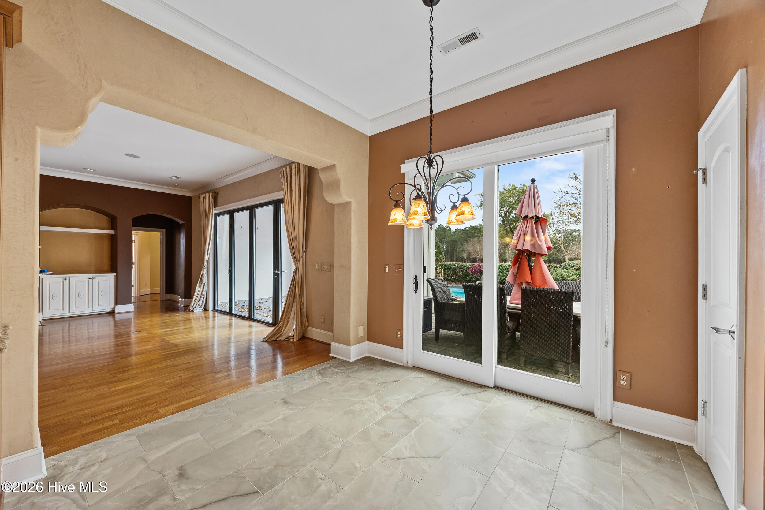 100547162 | Photo 23