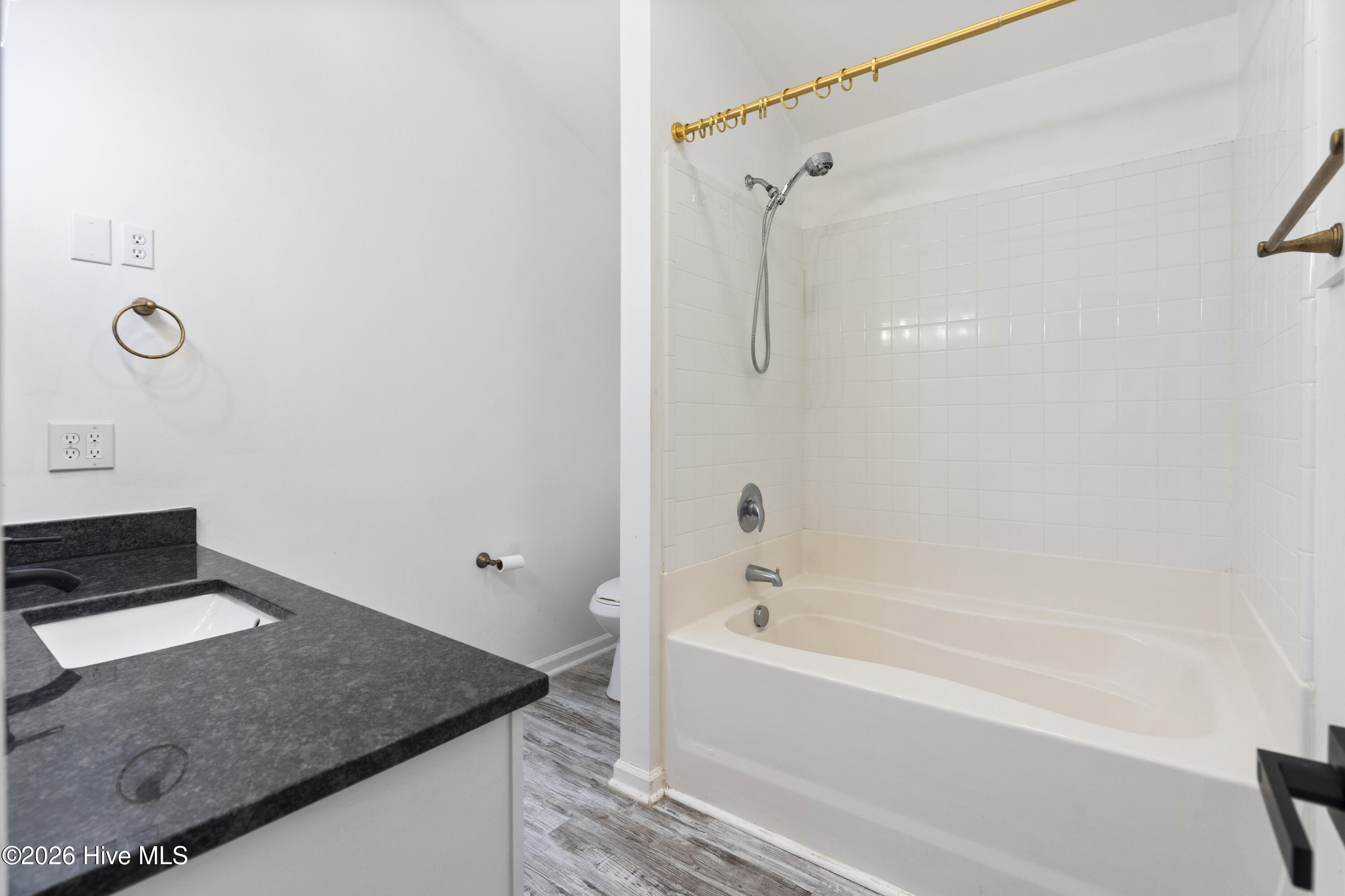 100557847 | Photo 21